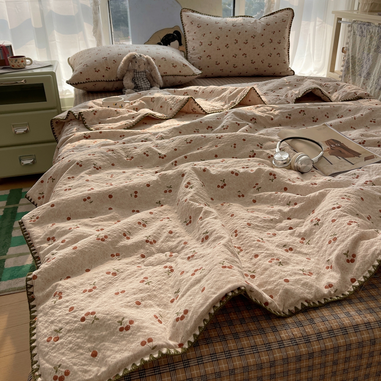 91家纺网 家纺一手货源 找家纺 贝扬思家纺 2026新款泡芙纱贝壳边夏被套件-欧包系列（今天也只做被快乐包裹的小朋友） 欧包-酒渍樱桃