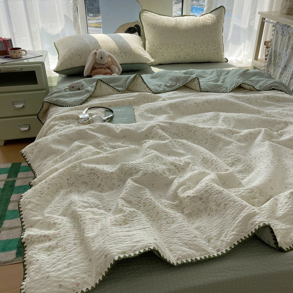 91家纺网 家纺一手货源 找家纺 贝扬思家纺 2026新款泡芙纱贝壳边夏被套件-欧包系列（今天也只做被快乐包裹的小朋友） 欧包-浅夏花信