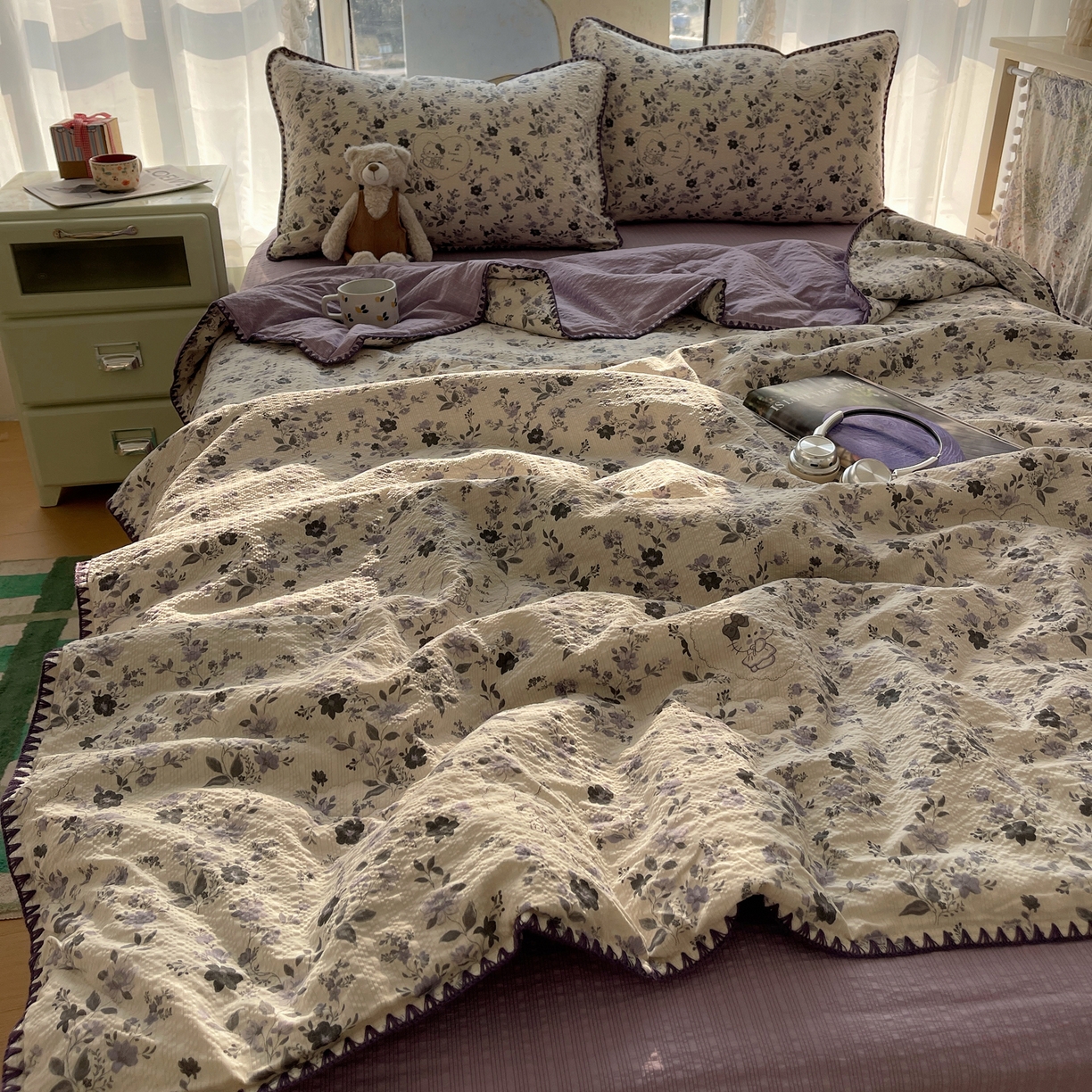 91家纺网 家纺一手货源 找家纺 贝扬思家纺 2026新款泡芙纱贝壳边夏被套件-欧包系列（今天也只做被快乐包裹的小朋友） 欧包-小猫秘境紫