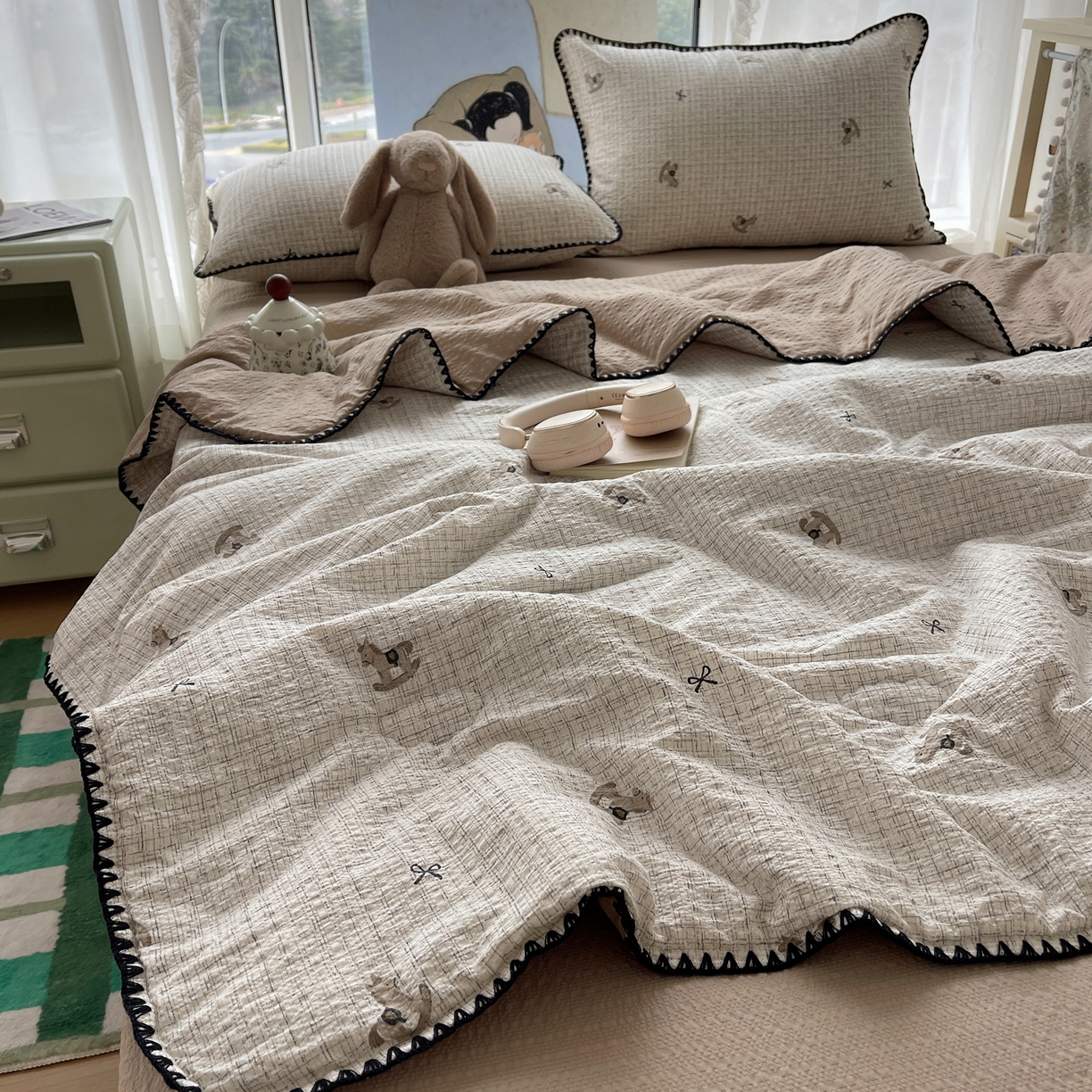 91家纺网 家纺一手货源 找家纺 贝扬思家纺 2026新款泡芙纱贝壳边夏被套件-欧包系列（今天也只做被快乐包裹的小朋友） 欧包-织纹木马迹