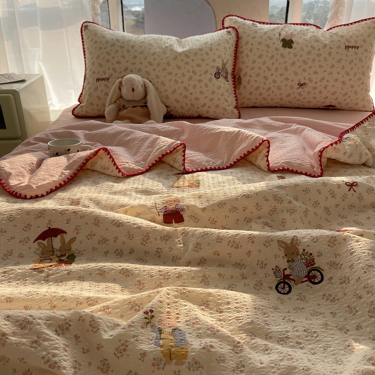 91家纺网 家纺一手货源 找家纺 贝扬思家纺 2026新款泡芙纱贝壳边夏被套件-欧包系列（今天也只做被快乐包裹的小朋友） 欧包-躲雨小兔