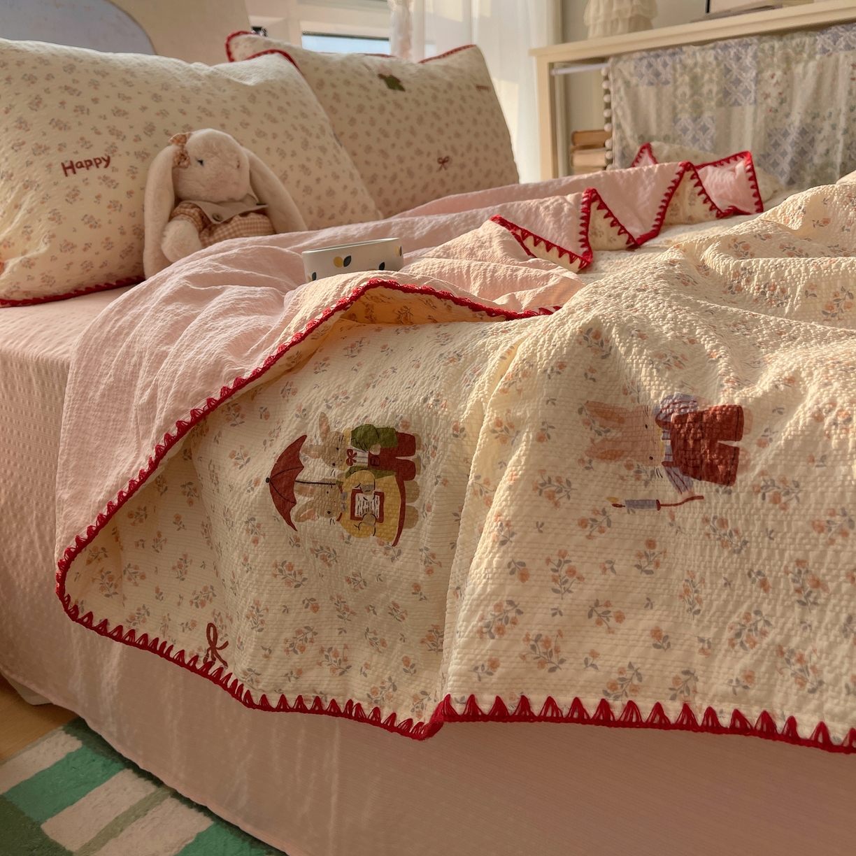 91家纺网 家纺一手货源 找家纺 贝扬思家纺 2026新款泡芙纱贝壳边夏被套件-欧包系列（今天也只做被快乐包裹的小朋友） 欧包-躲雨小兔