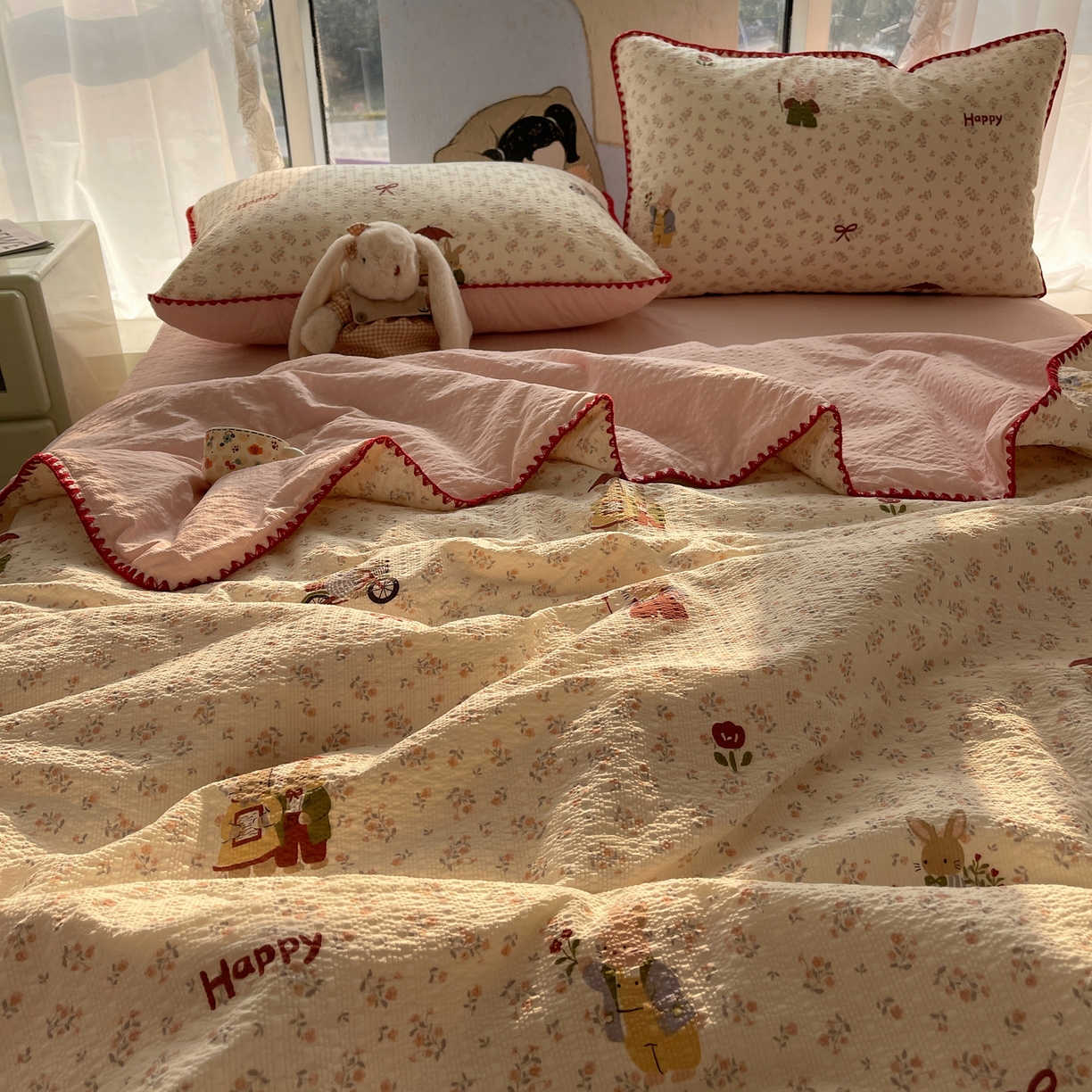 91家纺网 家纺一手货源 找家纺 贝扬思家纺 2026新款泡芙纱贝壳边夏被套件-欧包系列（今天也只做被快乐包裹的小朋友） 欧包-躲雨小兔
