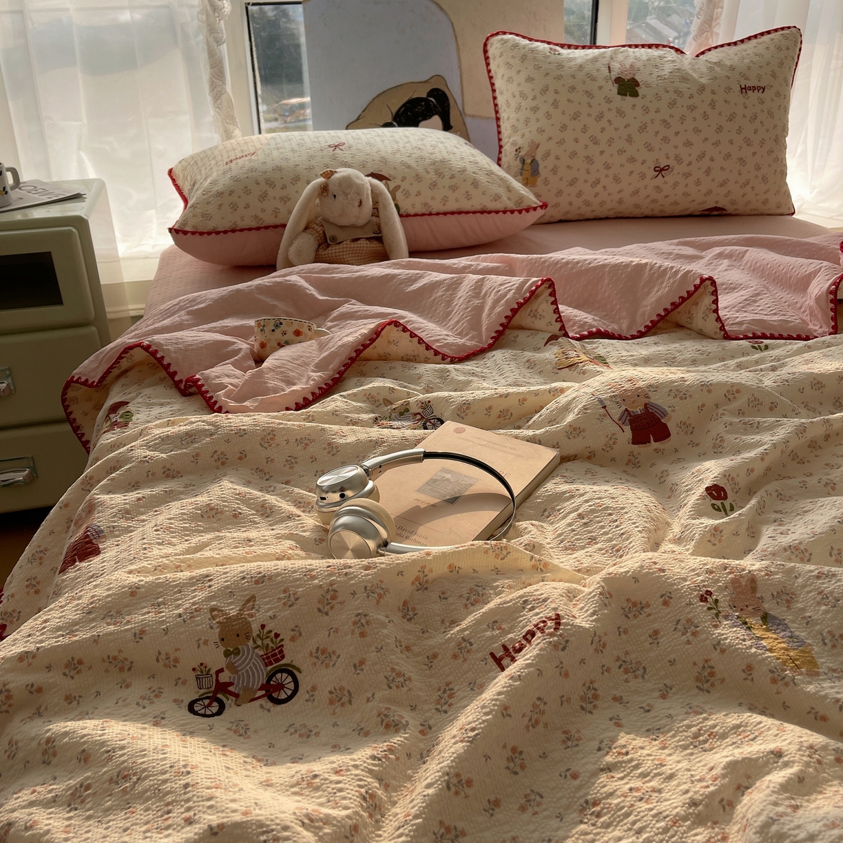 91家纺网 家纺一手货源 找家纺 贝扬思家纺 2026新款泡芙纱贝壳边夏被套件-欧包系列（今天也只做被快乐包裹的小朋友） 欧包-躲雨小兔