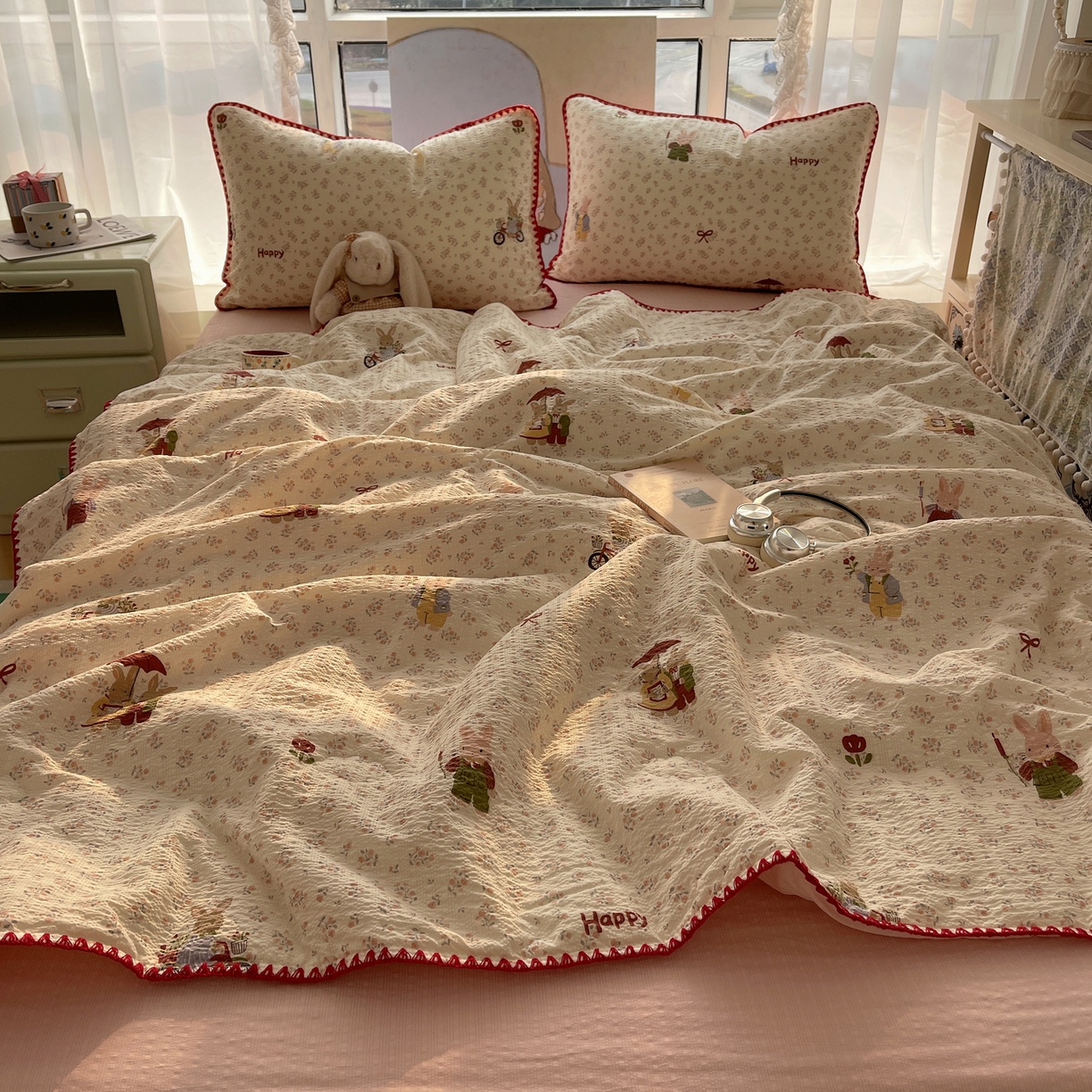 91家纺网 家纺一手货源 找家纺 贝扬思家纺 2026新款泡芙纱贝壳边夏被套件-欧包系列（今天也只做被快乐包裹的小朋友） 欧包-躲雨小兔