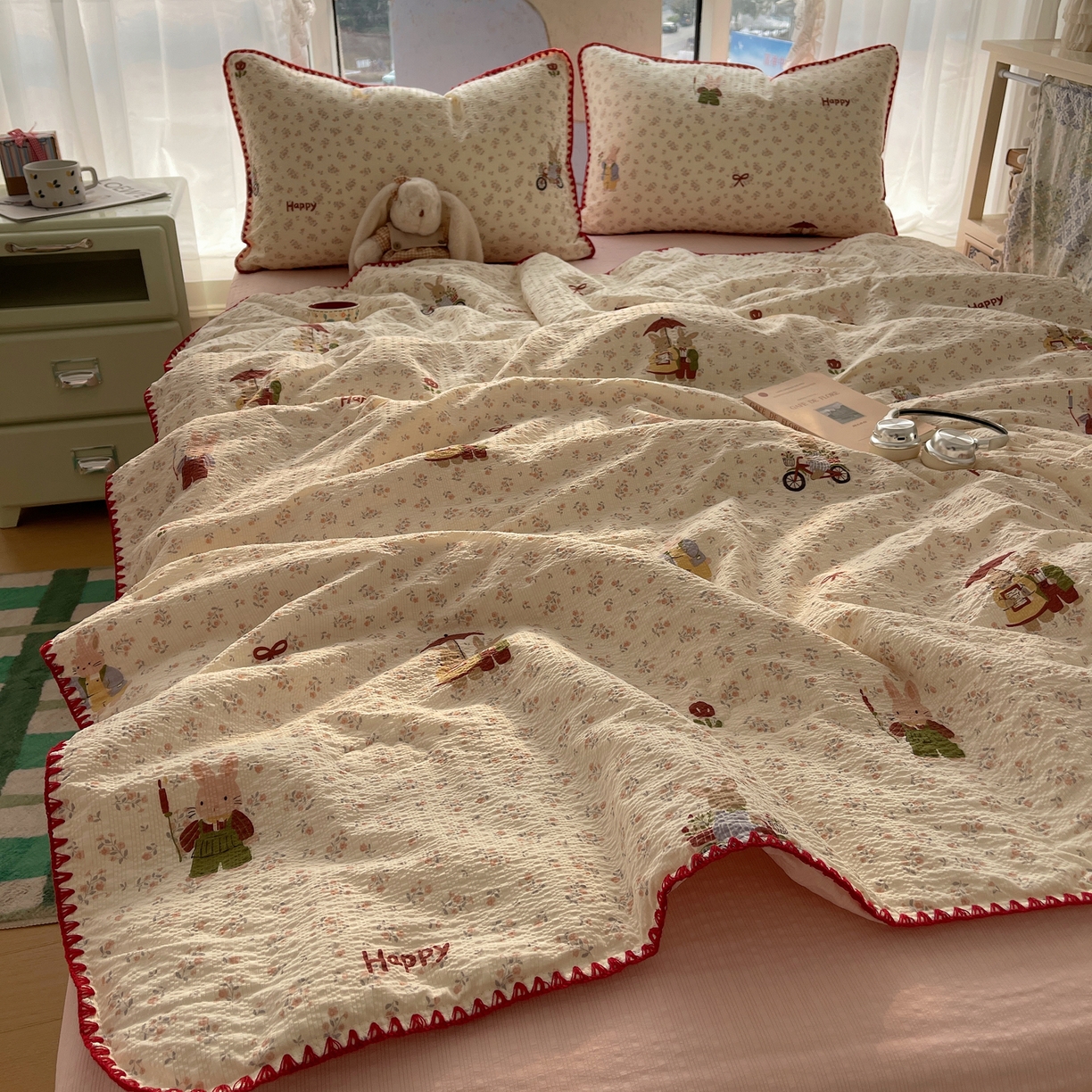 91家纺网 家纺一手货源 找家纺 贝扬思家纺 2026新款泡芙纱贝壳边夏被套件-欧包系列（今天也只做被快乐包裹的小朋友） 欧包-躲雨小兔