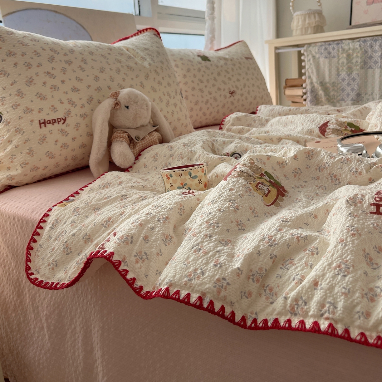 91家纺网 家纺一手货源 找家纺 贝扬思家纺 2026新款泡芙纱贝壳边夏被套件-欧包系列（今天也只做被快乐包裹的小朋友） 欧包-躲雨小兔