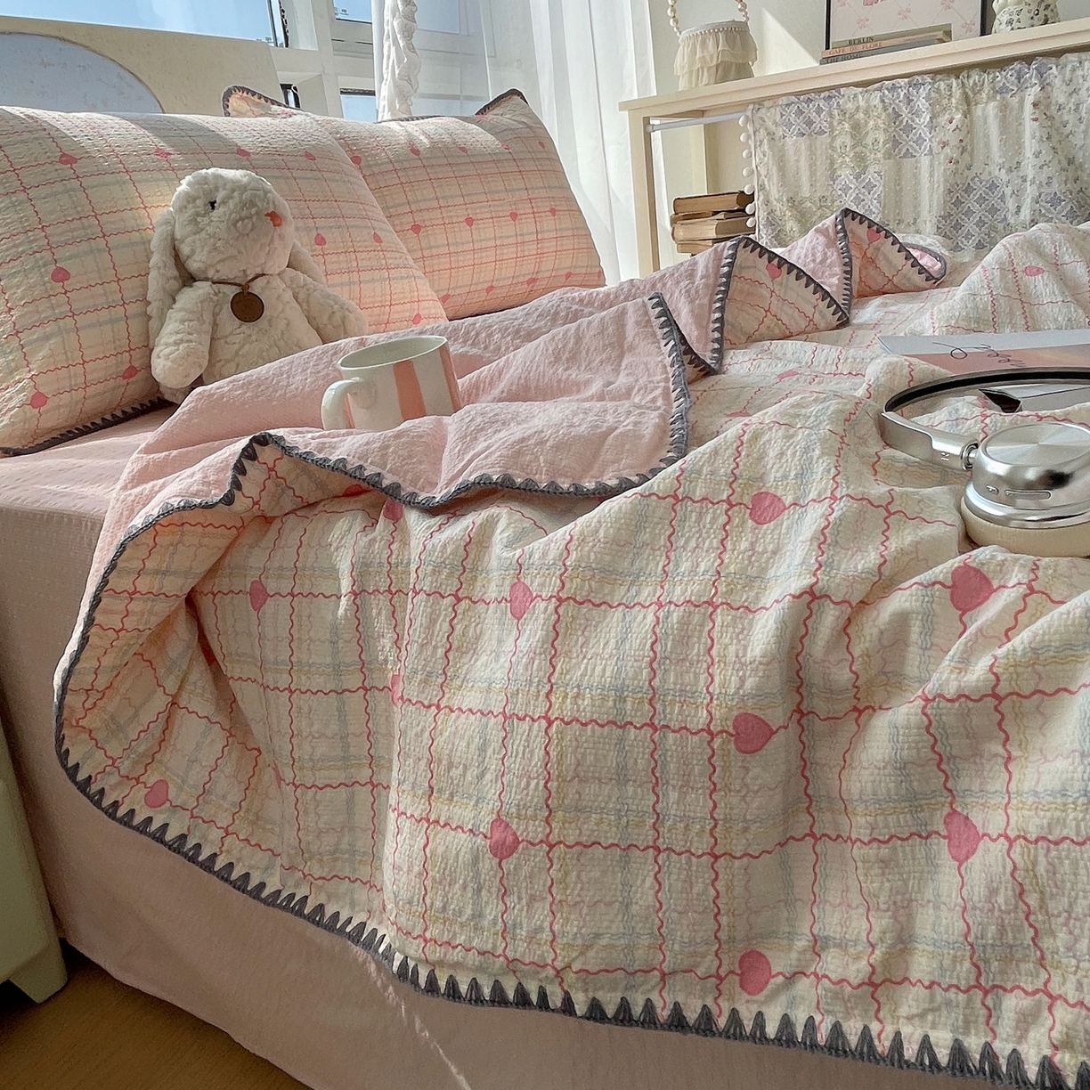 91家纺网 家纺一手货源 找家纺 贝扬思家纺 2026新款泡芙纱贝壳边夏被套件-欧包系列（今天也只做被快乐包裹的小朋友） 欧包-格格心