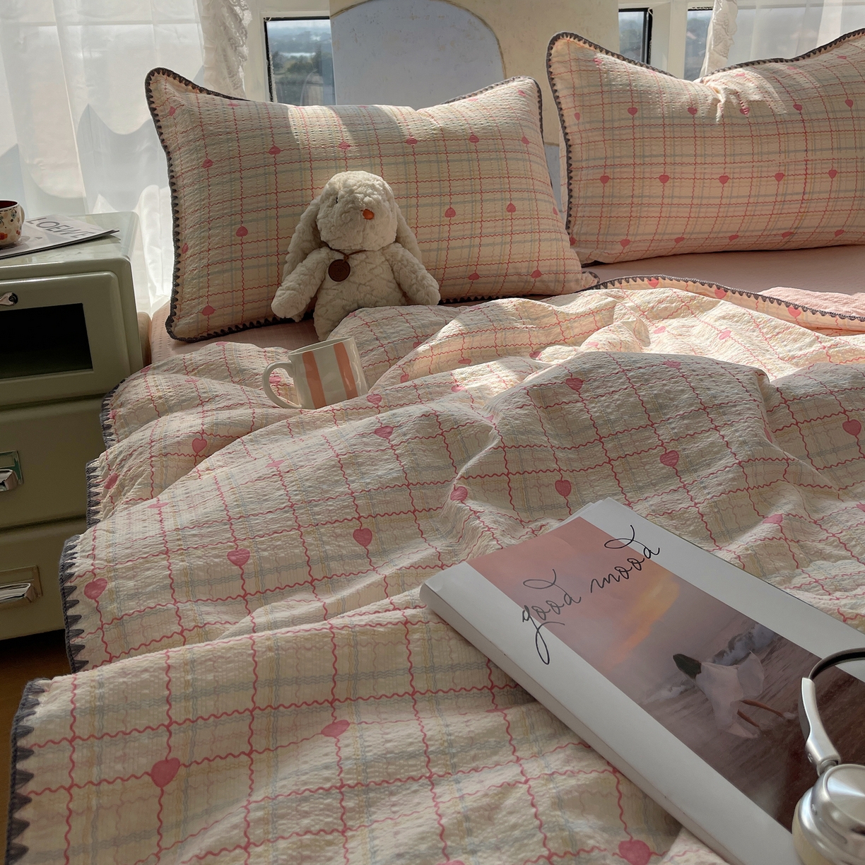 91家纺网 家纺一手货源 找家纺 贝扬思家纺 2026新款泡芙纱贝壳边夏被套件-欧包系列（今天也只做被快乐包裹的小朋友） 欧包-格格心