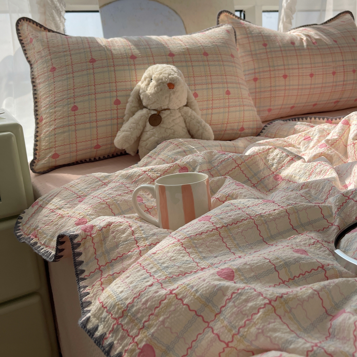 91家纺网 家纺一手货源 找家纺 贝扬思家纺 2026新款泡芙纱贝壳边夏被套件-欧包系列（今天也只做被快乐包裹的小朋友） 欧包-格格心