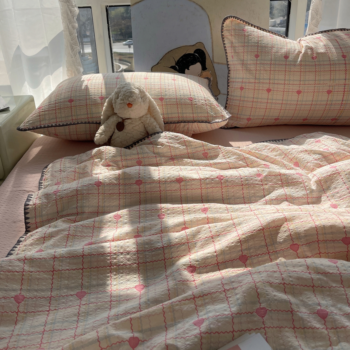 91家纺网 家纺一手货源 找家纺 贝扬思家纺 2026新款泡芙纱贝壳边夏被套件-欧包系列（今天也只做被快乐包裹的小朋友） 欧包-格格心