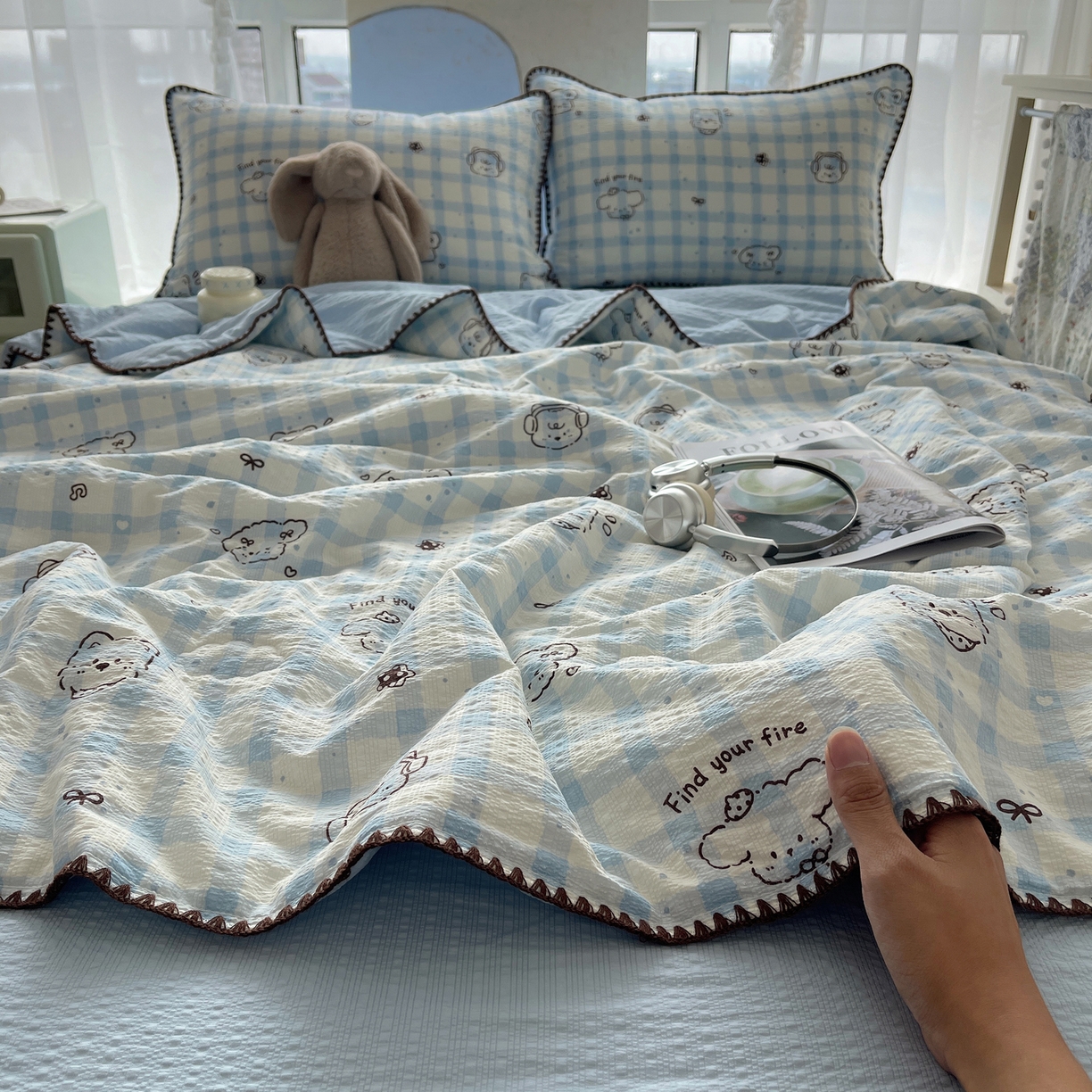 91家纺网 家纺一手货源 找家纺 贝扬思家纺 2026新款泡芙纱贝壳边夏被套件-欧包系列（今天也只做被快乐包裹的小朋友） 欧包-机智蓝狗