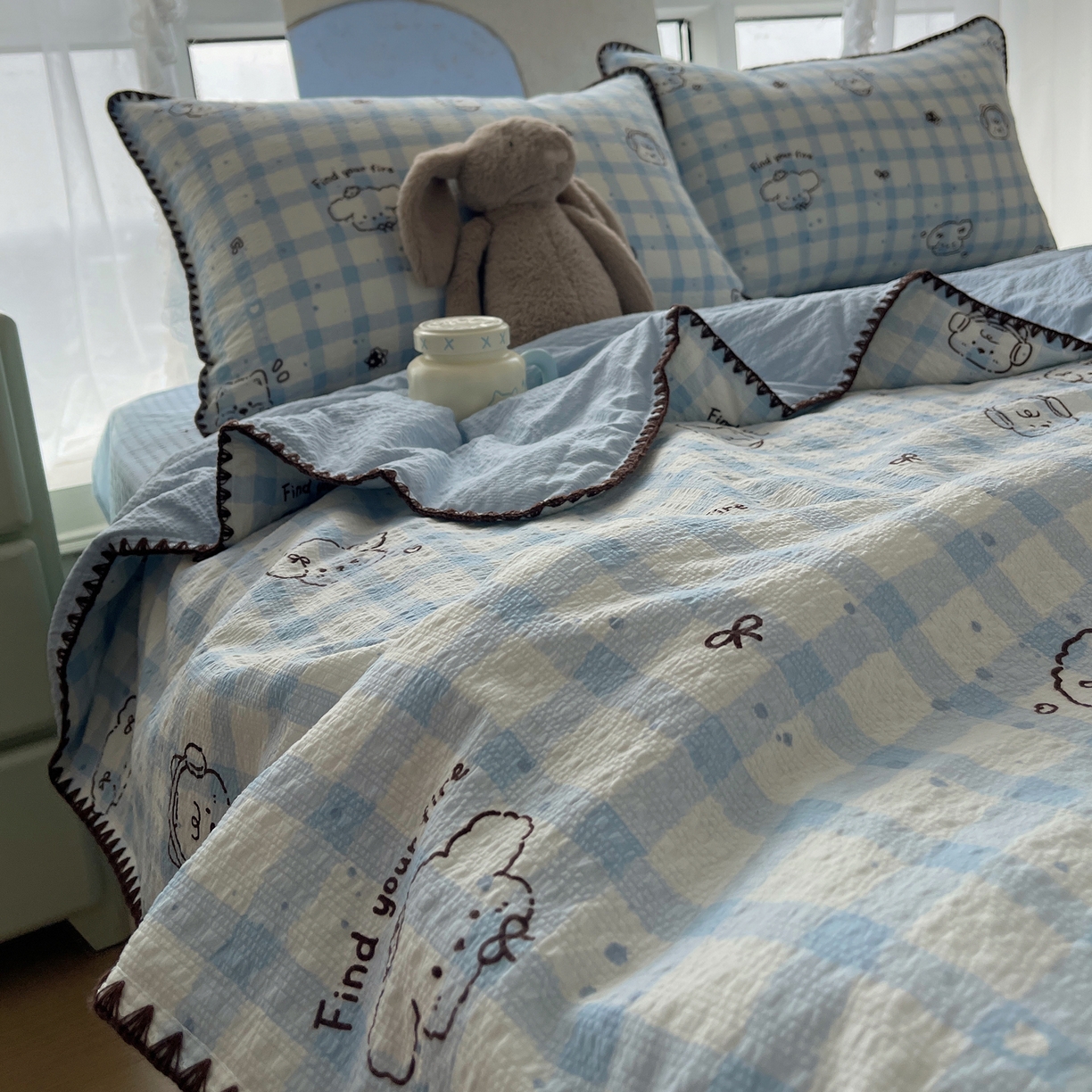 91家纺网 家纺一手货源 找家纺 贝扬思家纺 2026新款泡芙纱贝壳边夏被套件-欧包系列（今天也只做被快乐包裹的小朋友） 欧包-机智蓝狗