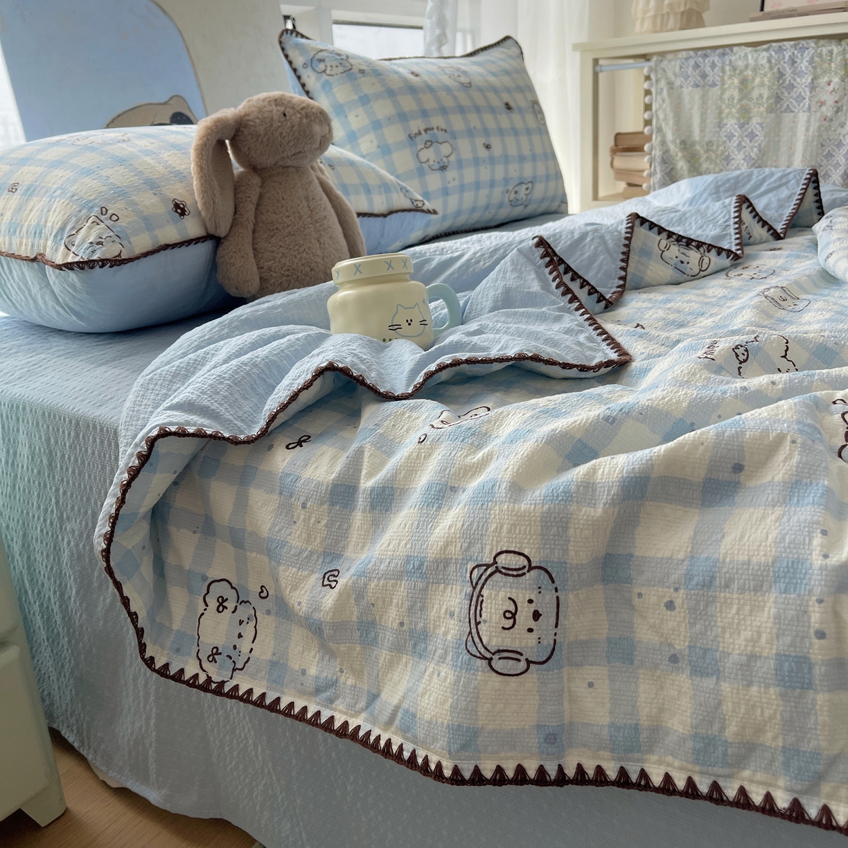 91家纺网 家纺一手货源 找家纺 贝扬思家纺 2026新款泡芙纱贝壳边夏被套件-欧包系列（今天也只做被快乐包裹的小朋友） 欧包-机智蓝狗