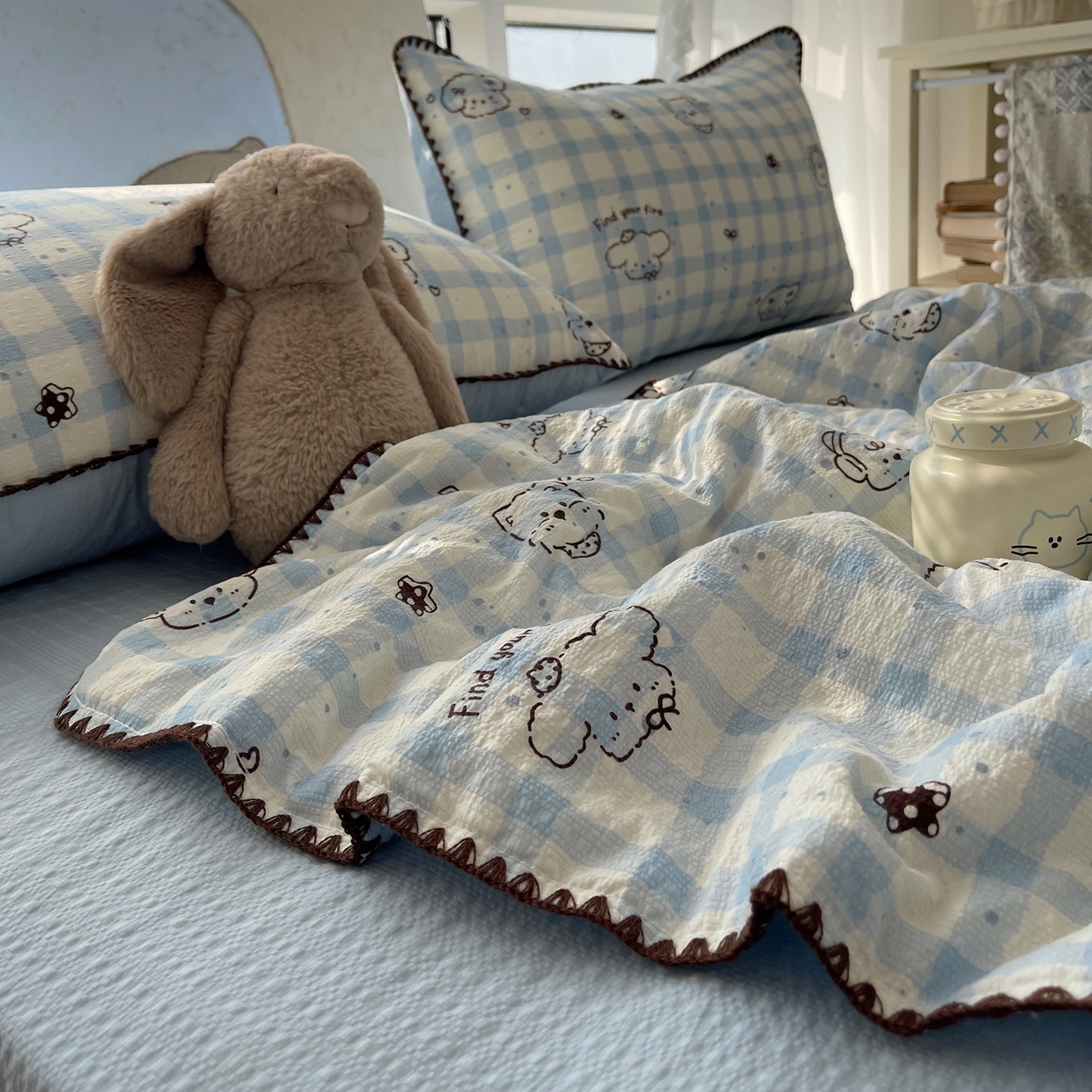 91家纺网 家纺一手货源 找家纺 贝扬思家纺 2026新款泡芙纱贝壳边夏被套件-欧包系列（今天也只做被快乐包裹的小朋友） 欧包-机智蓝狗