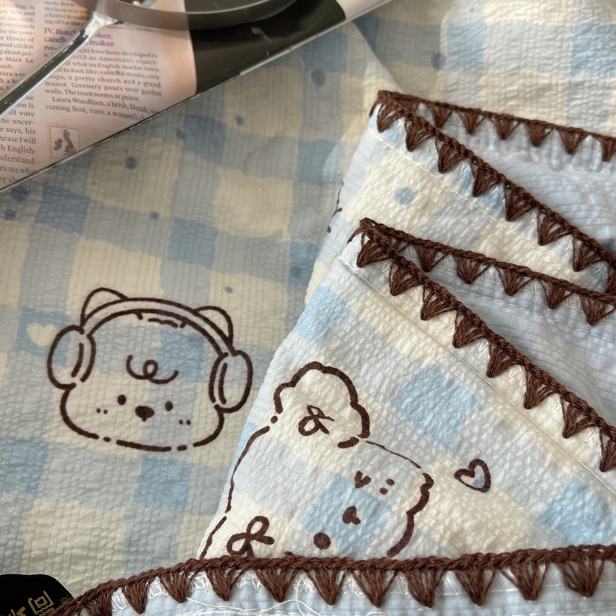 91家纺网 家纺一手货源 找家纺 贝扬思家纺 2026新款泡芙纱贝壳边夏被套件-欧包系列（今天也只做被快乐包裹的小朋友） 欧包-机智蓝狗