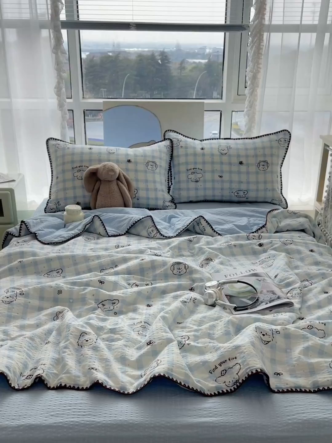 91家纺网 家纺一手货源 找家纺 贝扬思家纺 2026新款泡芙纱贝壳边夏被套件-欧包系列（今天也只做被快乐包裹的小朋友） 欧包-机智蓝狗