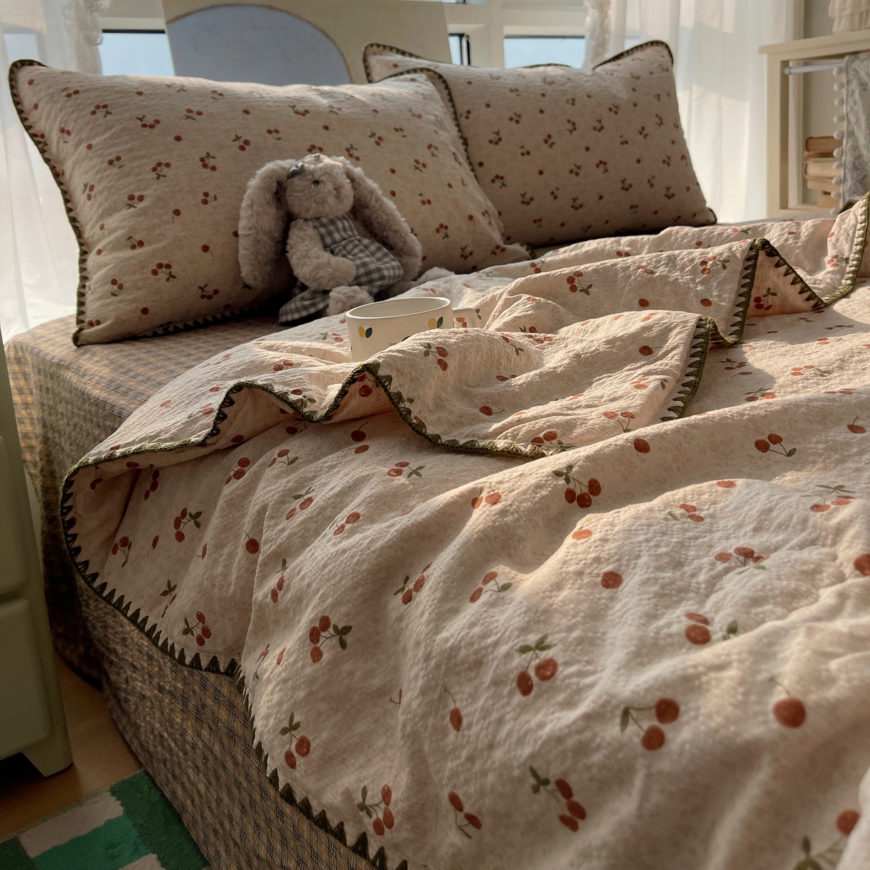 91家纺网 家纺一手货源 找家纺 贝扬思家纺 2026新款泡芙纱贝壳边夏被套件-欧包系列（今天也只做被快乐包裹的小朋友） 欧包-酒渍樱桃