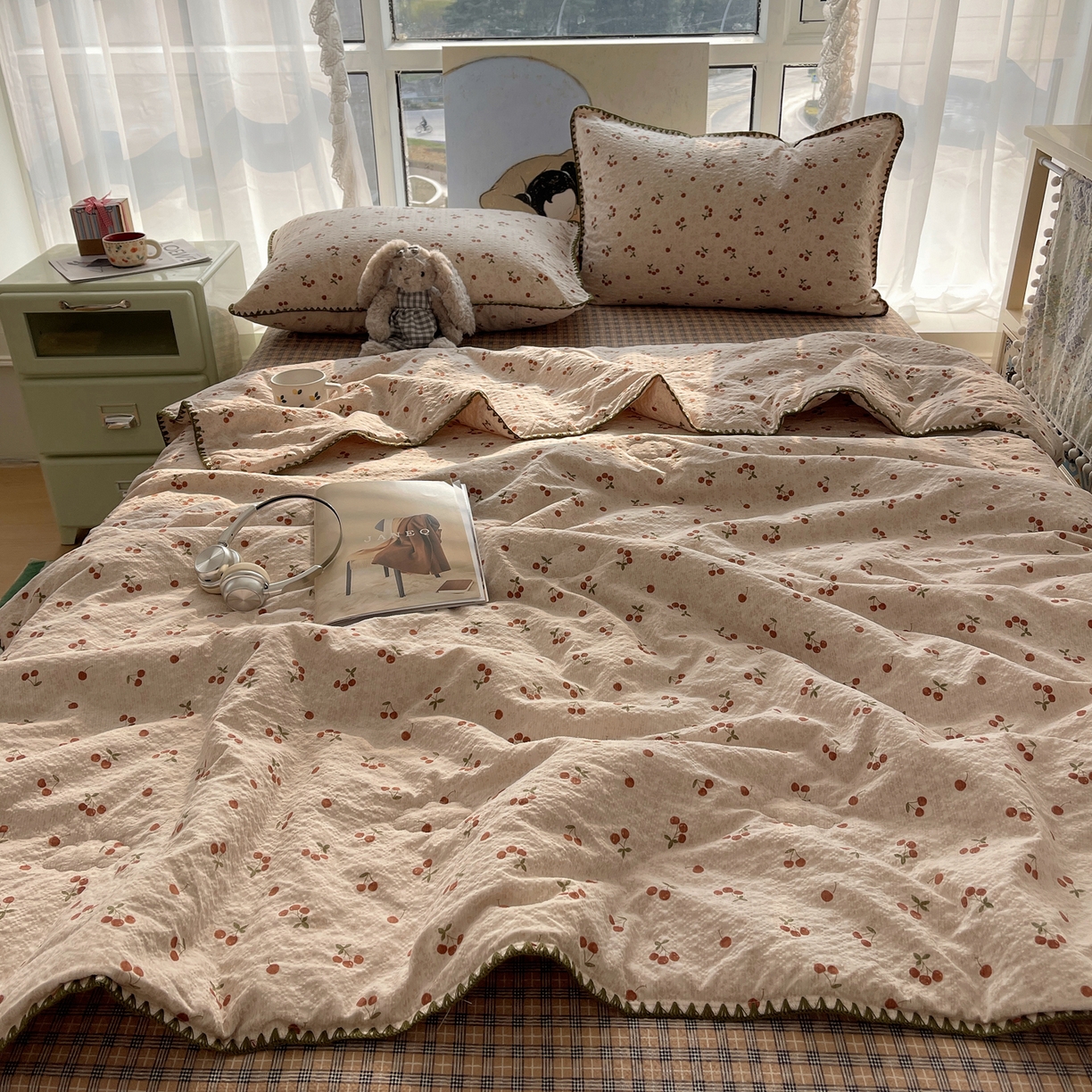 91家纺网 家纺一手货源 找家纺 贝扬思家纺 2026新款泡芙纱贝壳边夏被套件-欧包系列（今天也只做被快乐包裹的小朋友） 欧包-酒渍樱桃