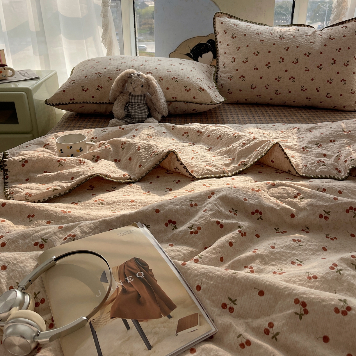 91家纺网 家纺一手货源 找家纺 贝扬思家纺 2026新款泡芙纱贝壳边夏被套件-欧包系列（今天也只做被快乐包裹的小朋友） 欧包-酒渍樱桃