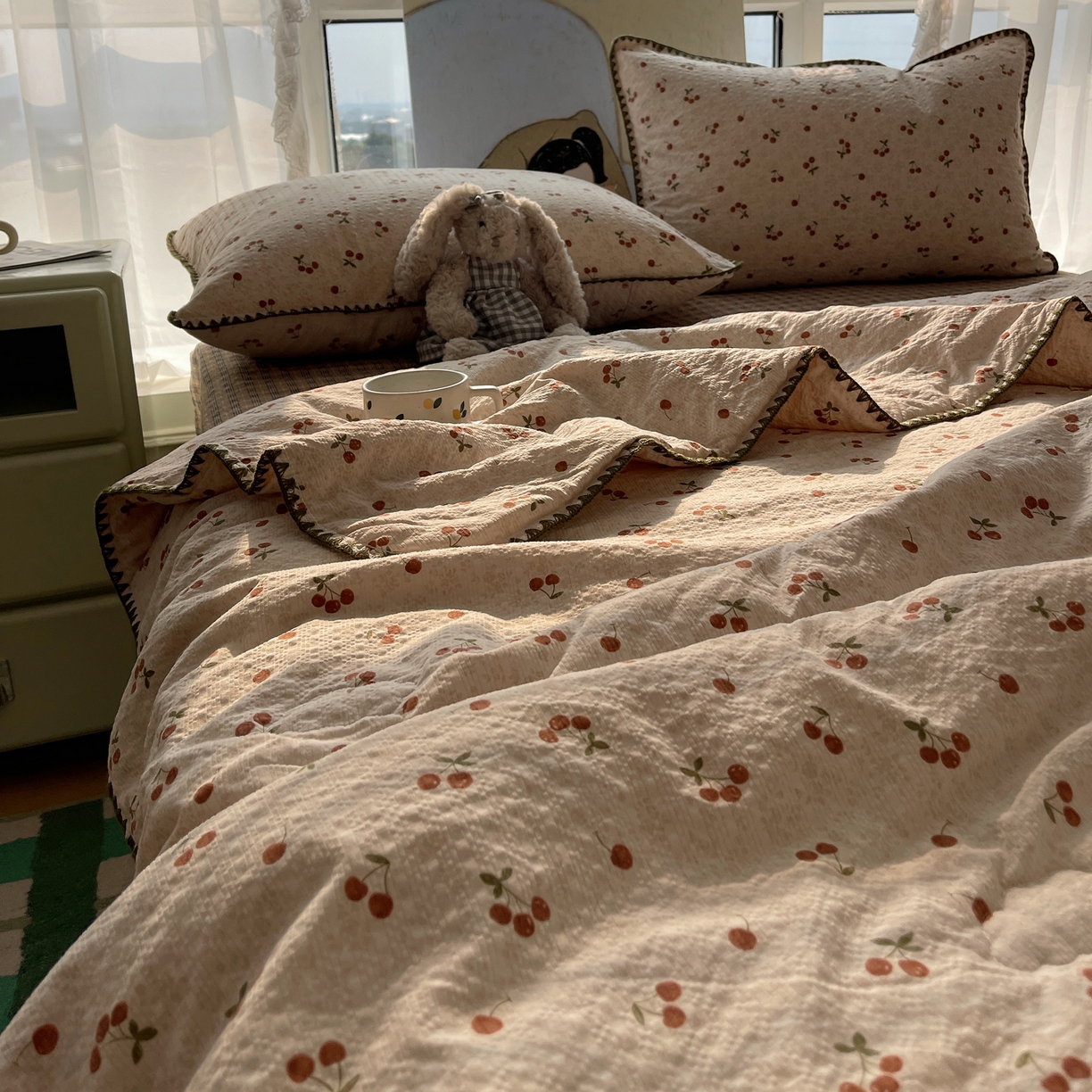 91家纺网 家纺一手货源 找家纺 贝扬思家纺 2026新款泡芙纱贝壳边夏被套件-欧包系列（今天也只做被快乐包裹的小朋友） 欧包-酒渍樱桃