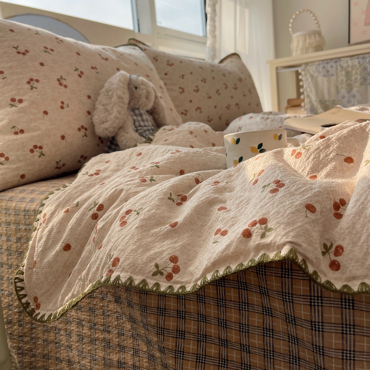 91家纺网 家纺一手货源 找家纺 贝扬思家纺 2026新款泡芙纱贝壳边夏被套件-欧包系列（今天也只做被快乐包裹的小朋友） 欧包-酒渍樱桃