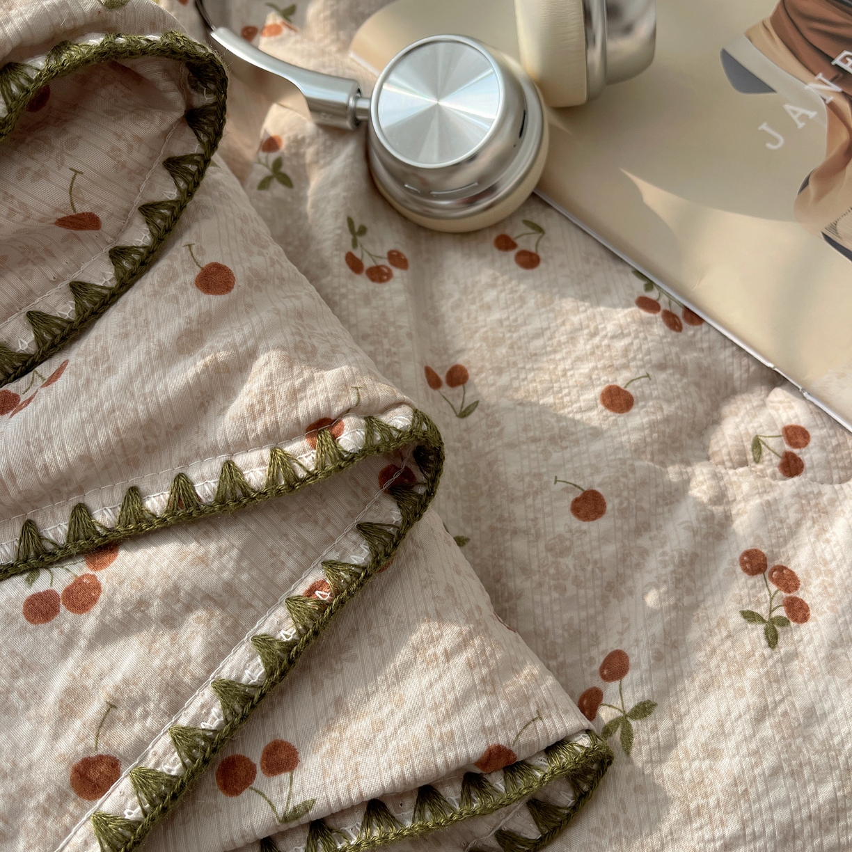 91家纺网 家纺一手货源 找家纺 贝扬思家纺 2026新款泡芙纱贝壳边夏被套件-欧包系列（今天也只做被快乐包裹的小朋友） 欧包-酒渍樱桃