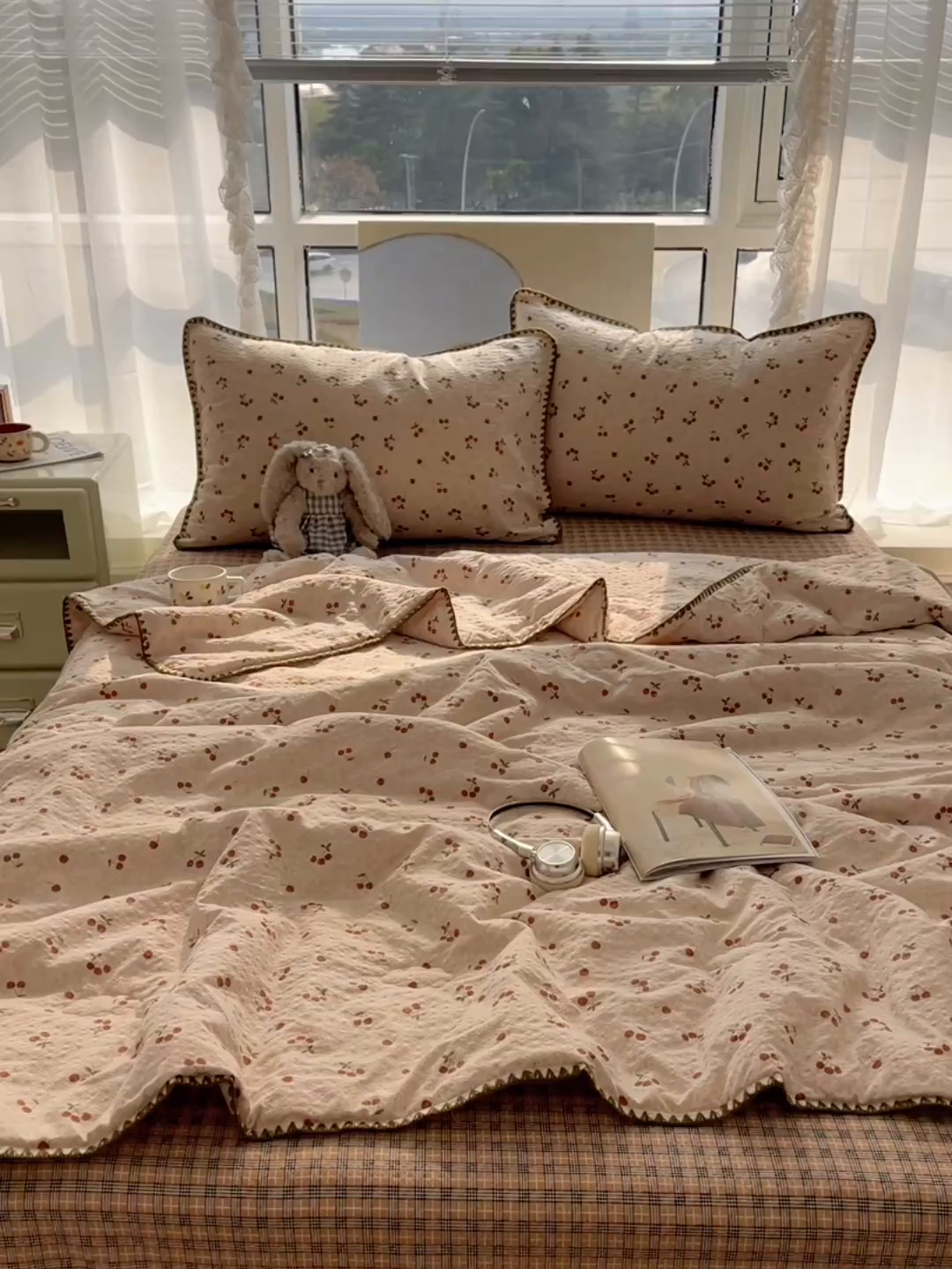 91家纺网 家纺一手货源 找家纺 贝扬思家纺 2026新款泡芙纱贝壳边夏被套件-欧包系列（今天也只做被快乐包裹的小朋友） 欧包-酒渍樱桃