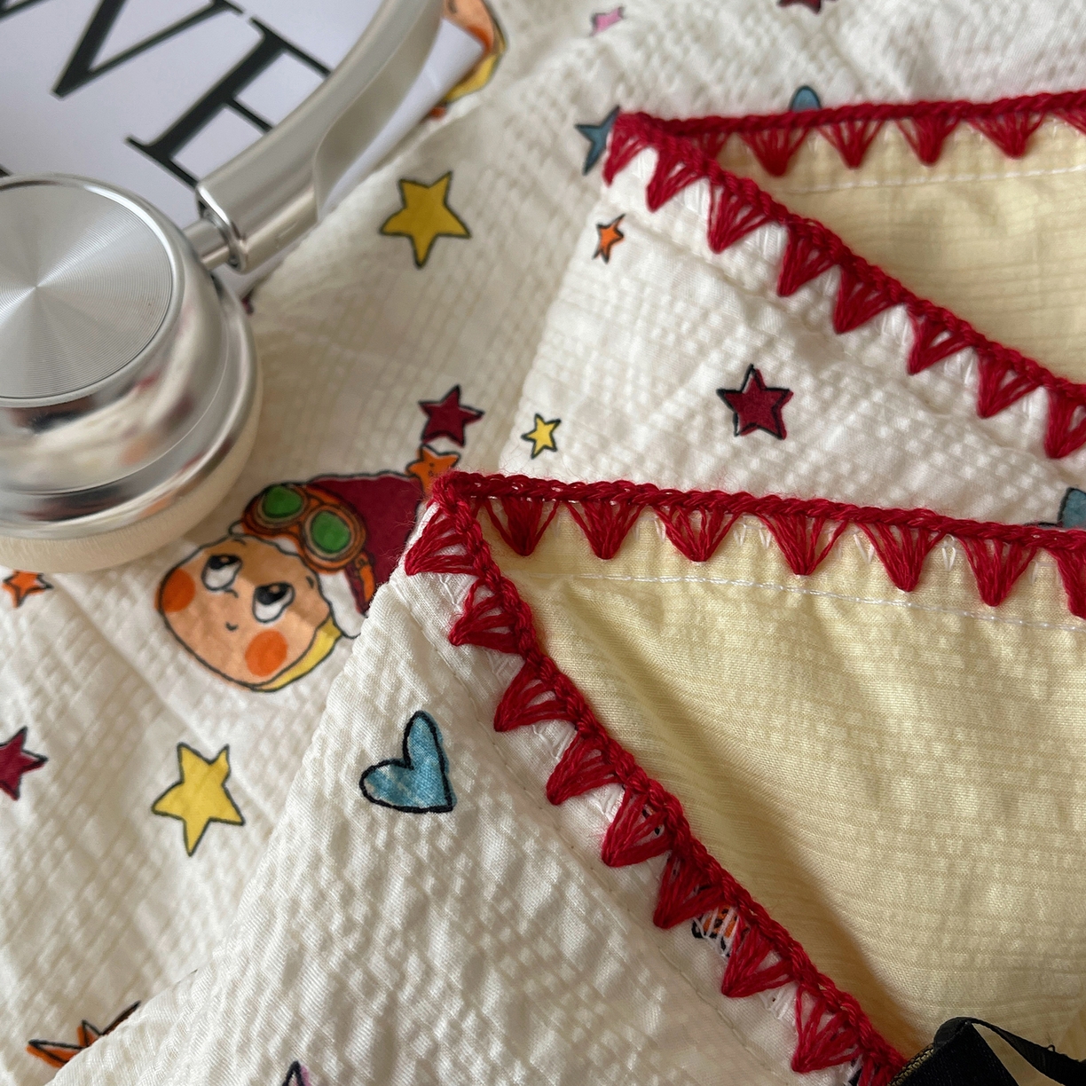 91家纺网 家纺一手货源 找家纺 贝扬思家纺 2026新款泡芙纱贝壳边夏被套件-欧包系列（今天也只做被快乐包裹的小朋友） 欧包-旧街星星