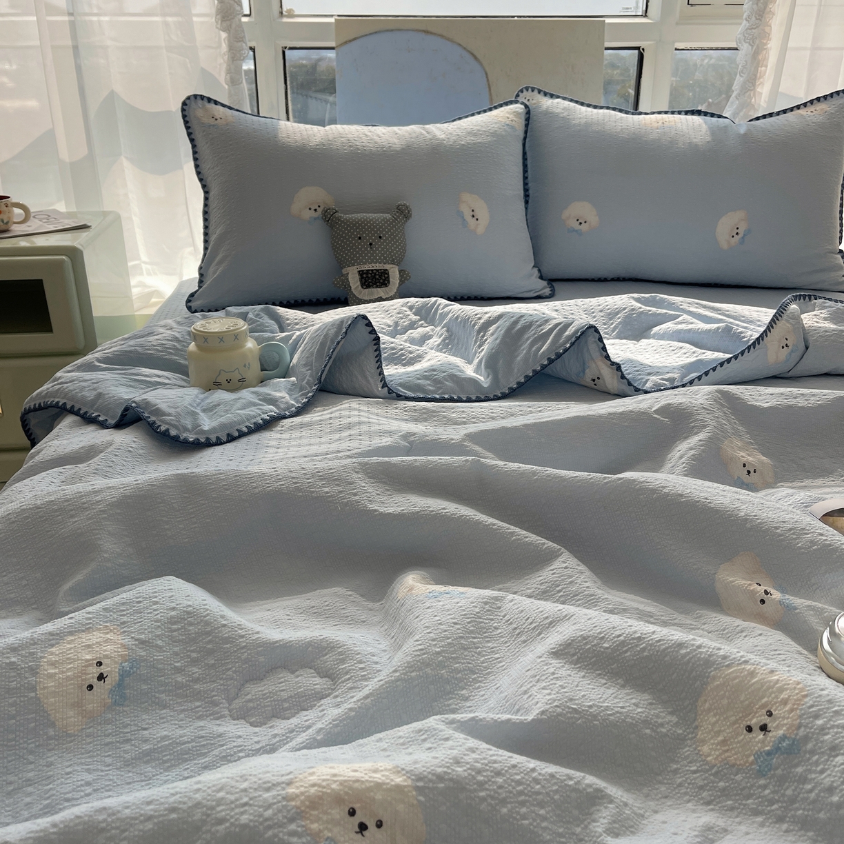 91家纺网 家纺一手货源 找家纺 贝扬思家纺 2026新款泡芙纱贝壳边夏被套件-欧包系列（今天也只做被快乐包裹的小朋友） 欧包-蓝领结狗