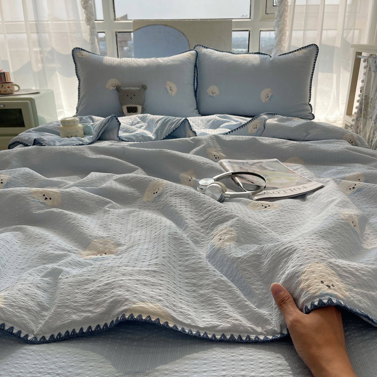 91家纺网 家纺一手货源 找家纺 贝扬思家纺 2026新款泡芙纱贝壳边夏被套件-欧包系列（今天也只做被快乐包裹的小朋友） 欧包-蓝领结狗