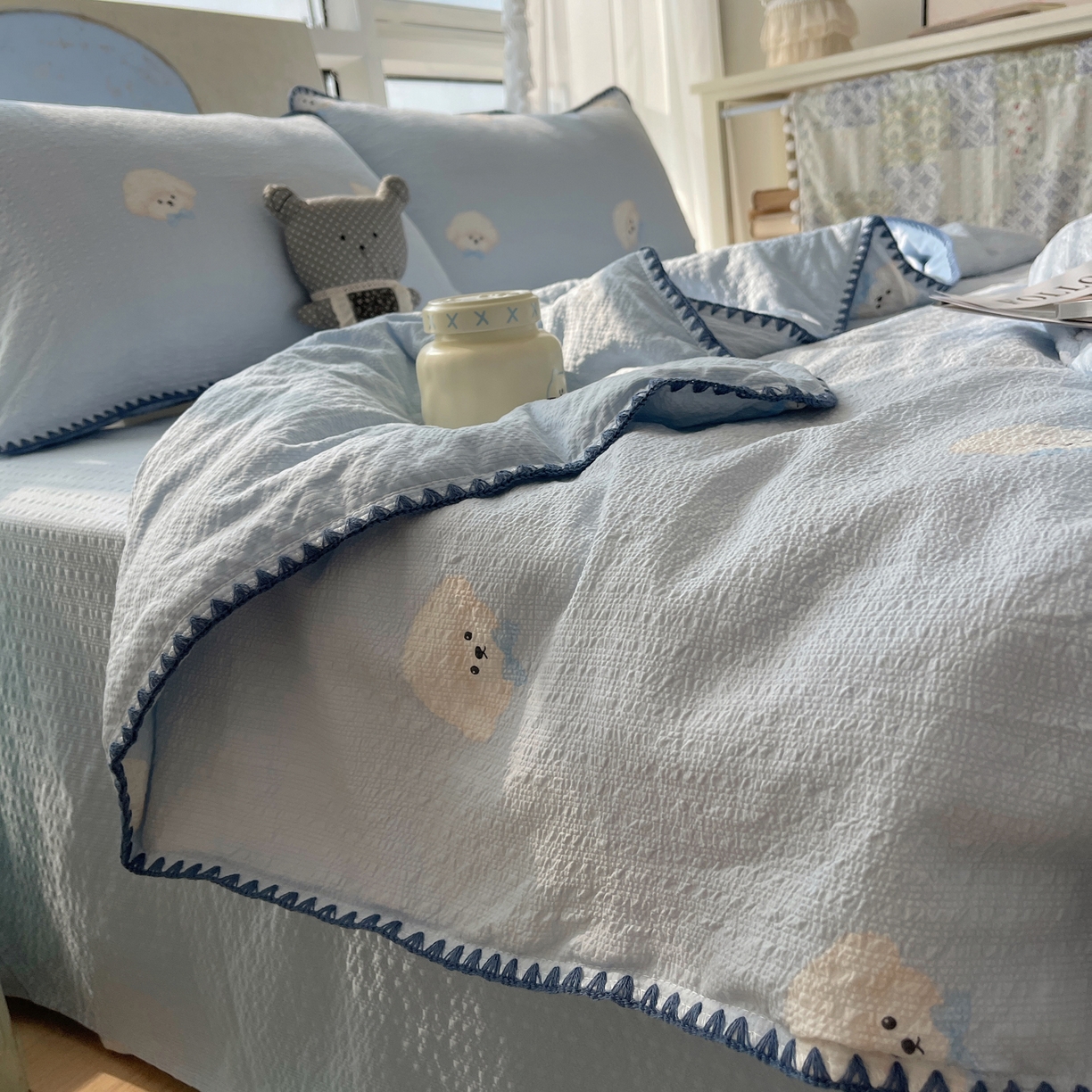 91家纺网 家纺一手货源 找家纺 贝扬思家纺 2026新款泡芙纱贝壳边夏被套件-欧包系列（今天也只做被快乐包裹的小朋友） 欧包-蓝领结狗