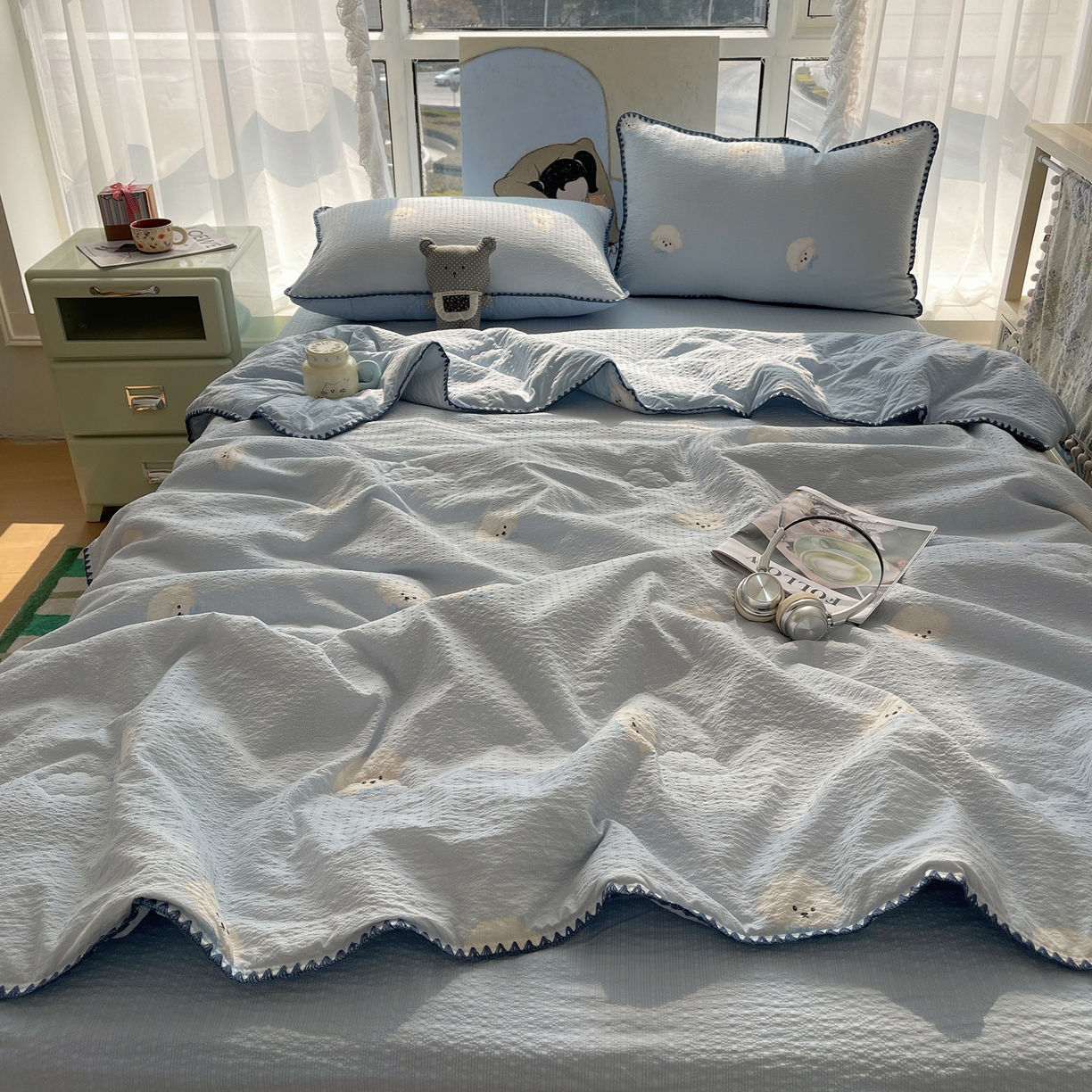 91家纺网 家纺一手货源 找家纺 贝扬思家纺 2026新款泡芙纱贝壳边夏被套件-欧包系列（今天也只做被快乐包裹的小朋友） 欧包-蓝领结狗