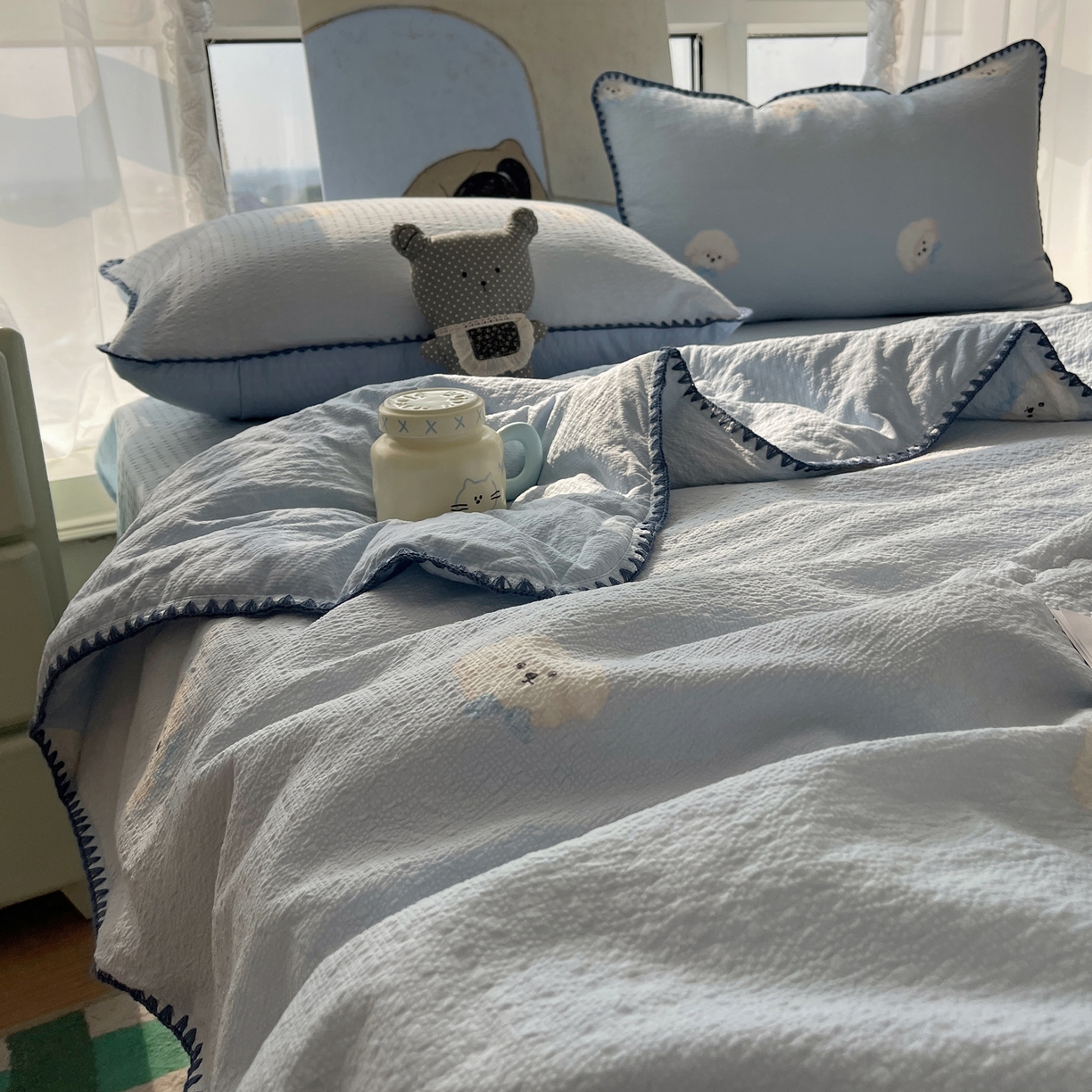 91家纺网 家纺一手货源 找家纺 贝扬思家纺 2026新款泡芙纱贝壳边夏被套件-欧包系列（今天也只做被快乐包裹的小朋友） 欧包-蓝领结狗