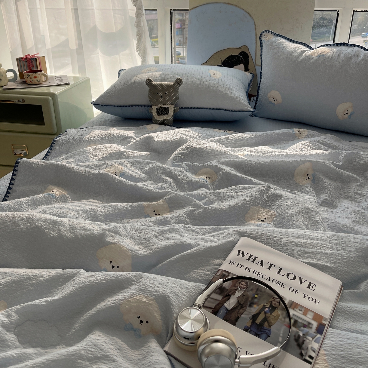 91家纺网 家纺一手货源 找家纺 贝扬思家纺 2026新款泡芙纱贝壳边夏被套件-欧包系列（今天也只做被快乐包裹的小朋友） 欧包-蓝领结狗