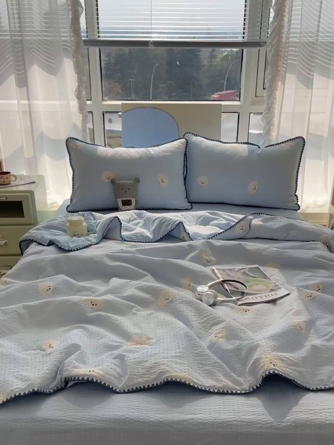 91家纺网 家纺一手货源 找家纺 贝扬思家纺 2026新款泡芙纱贝壳边夏被套件-欧包系列（今天也只做被快乐包裹的小朋友） 欧包-蓝领结狗