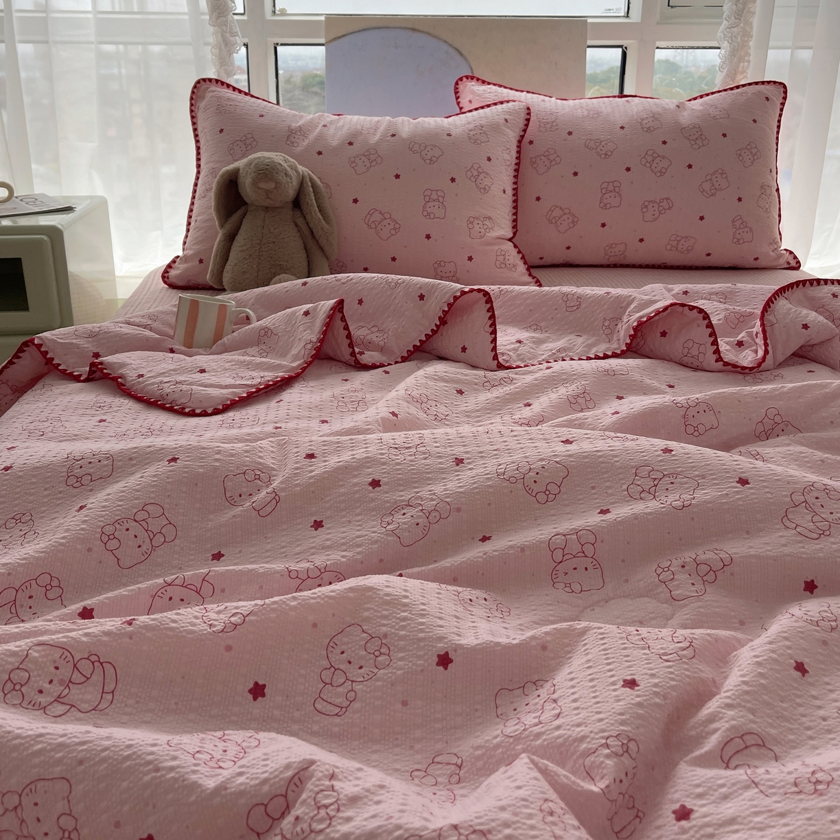 91家纺网 家纺一手货源 找家纺 贝扬思家纺 2026新款泡芙纱贝壳边夏被套件-欧包系列（今天也只做被快乐包裹的小朋友） 欧包-描线小猫粉