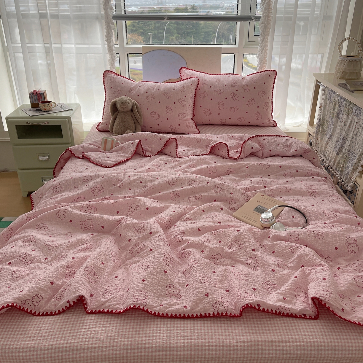 91家纺网 家纺一手货源 找家纺 贝扬思家纺 2026新款泡芙纱贝壳边夏被套件-欧包系列（今天也只做被快乐包裹的小朋友） 欧包-描线小猫粉