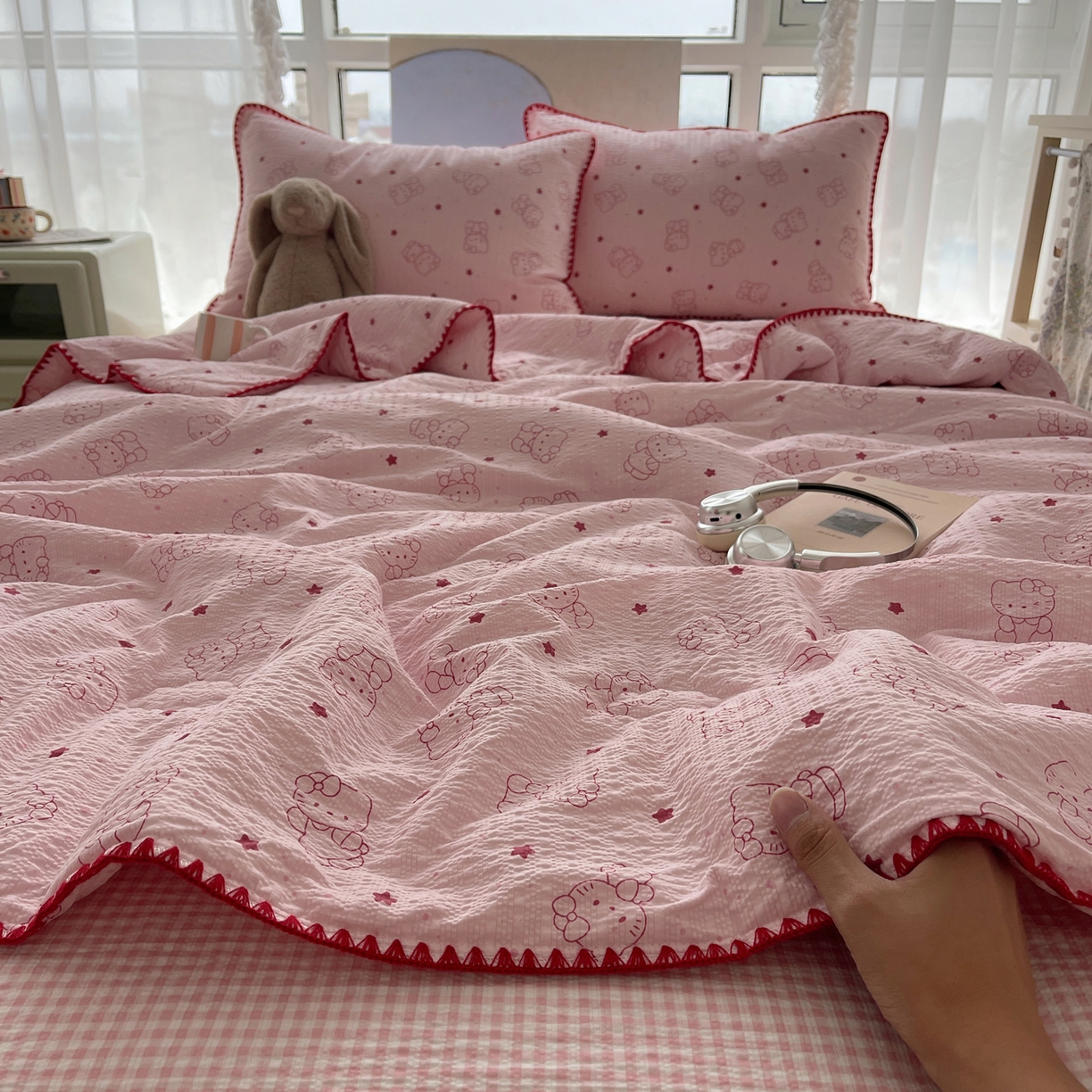 91家纺网 家纺一手货源 找家纺 贝扬思家纺 2026新款泡芙纱贝壳边夏被套件-欧包系列（今天也只做被快乐包裹的小朋友） 欧包-描线小猫粉