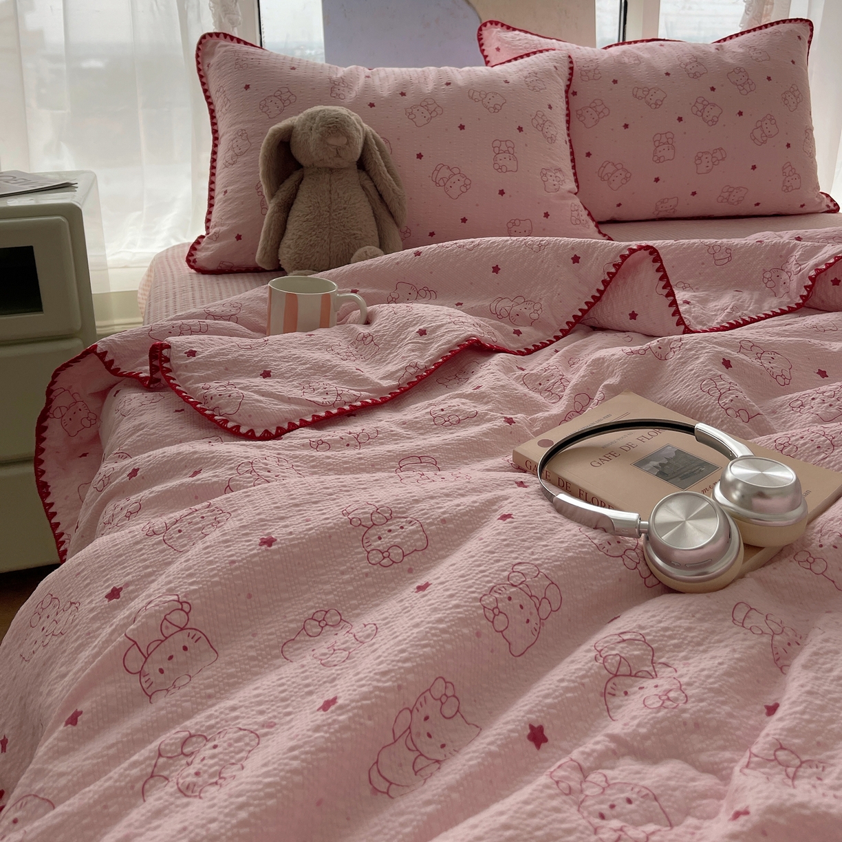 91家纺网 家纺一手货源 找家纺 贝扬思家纺 2026新款泡芙纱贝壳边夏被套件-欧包系列（今天也只做被快乐包裹的小朋友） 欧包-描线小猫粉