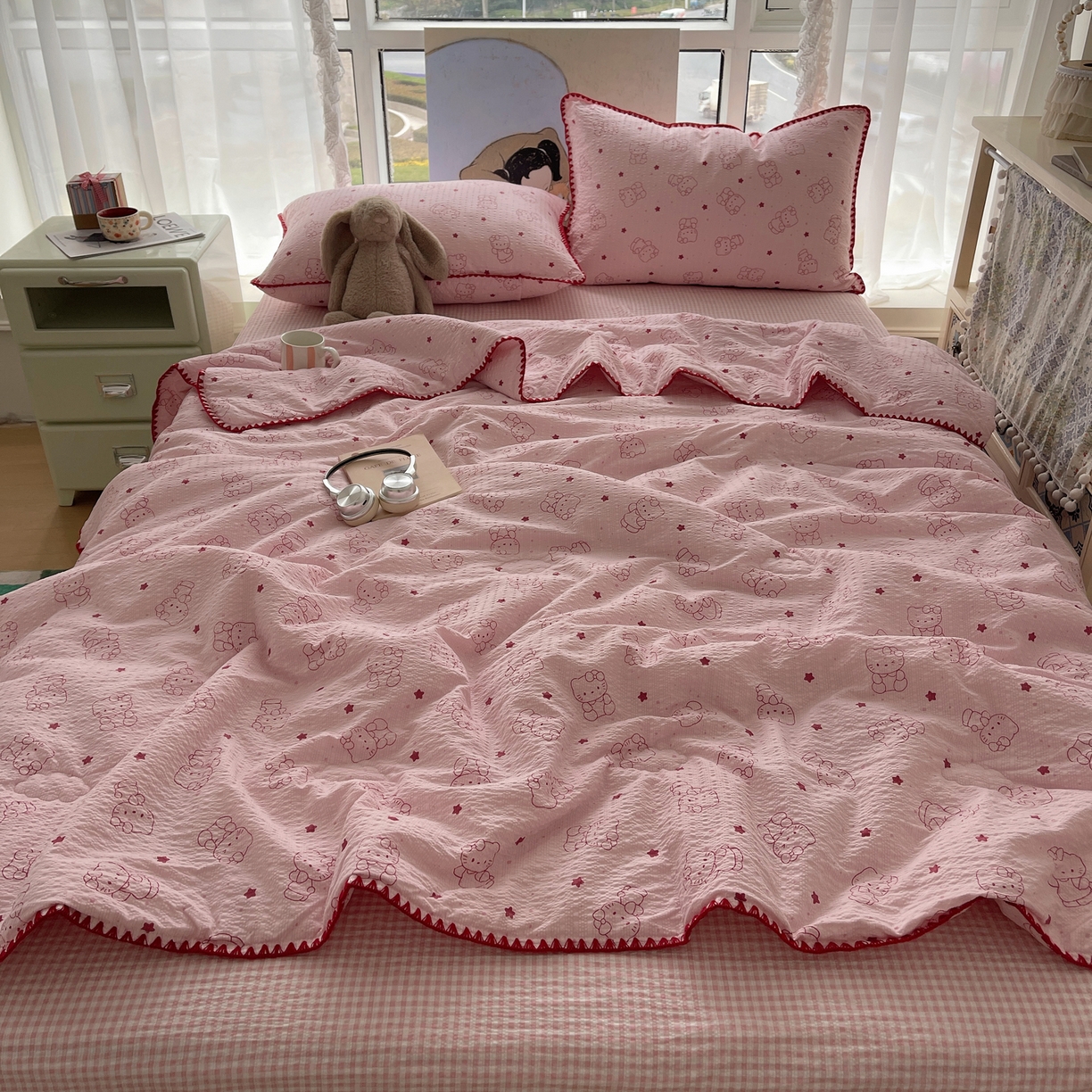 91家纺网 家纺一手货源 找家纺 贝扬思家纺 2026新款泡芙纱贝壳边夏被套件-欧包系列（今天也只做被快乐包裹的小朋友） 欧包-描线小猫粉