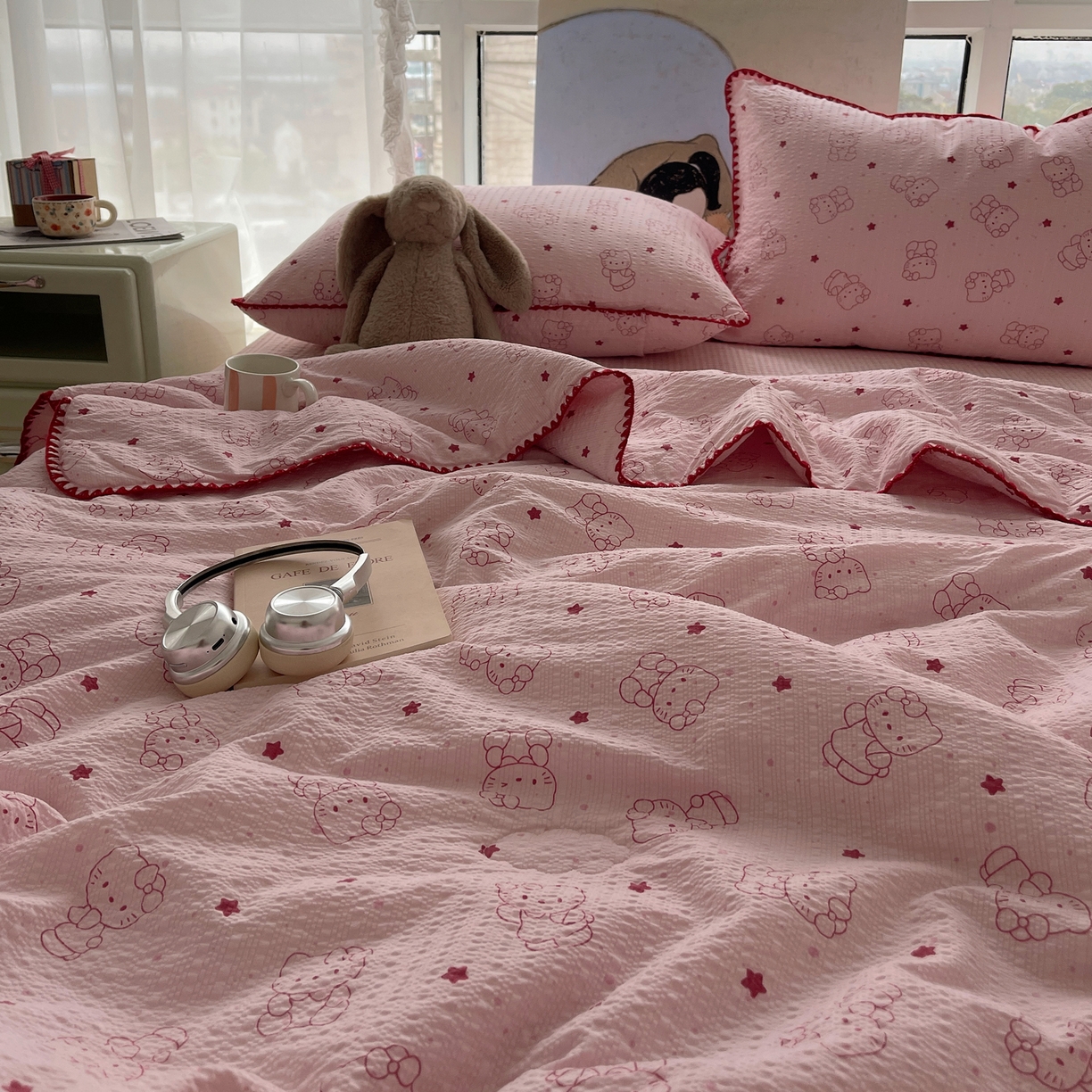 91家纺网 家纺一手货源 找家纺 贝扬思家纺 2026新款泡芙纱贝壳边夏被套件-欧包系列（今天也只做被快乐包裹的小朋友） 欧包-描线小猫粉