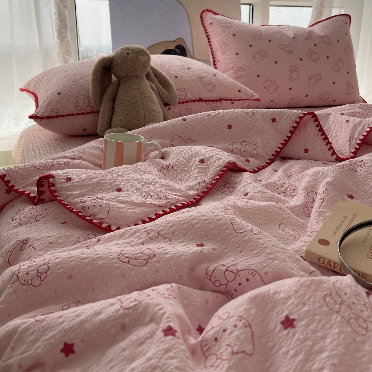 91家纺网 家纺一手货源 找家纺 贝扬思家纺 2026新款泡芙纱贝壳边夏被套件-欧包系列（今天也只做被快乐包裹的小朋友） 欧包-描线小猫粉