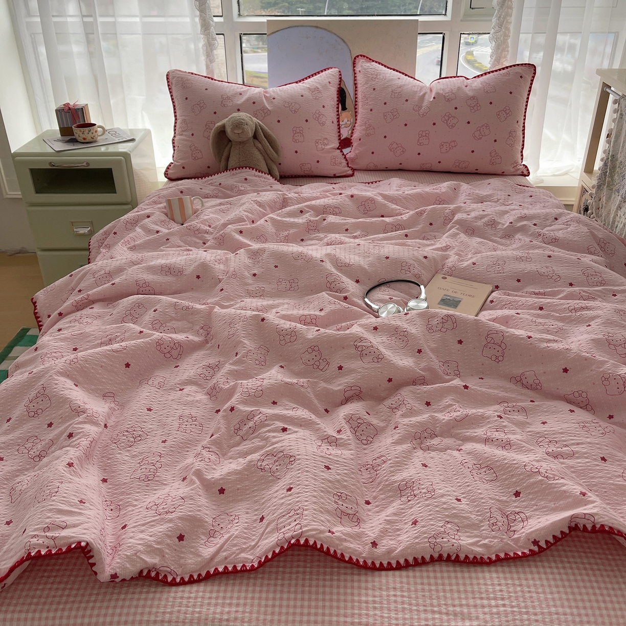 91家纺网 家纺一手货源 找家纺 贝扬思家纺 2026新款泡芙纱贝壳边夏被套件-欧包系列（今天也只做被快乐包裹的小朋友） 欧包-描线小猫粉