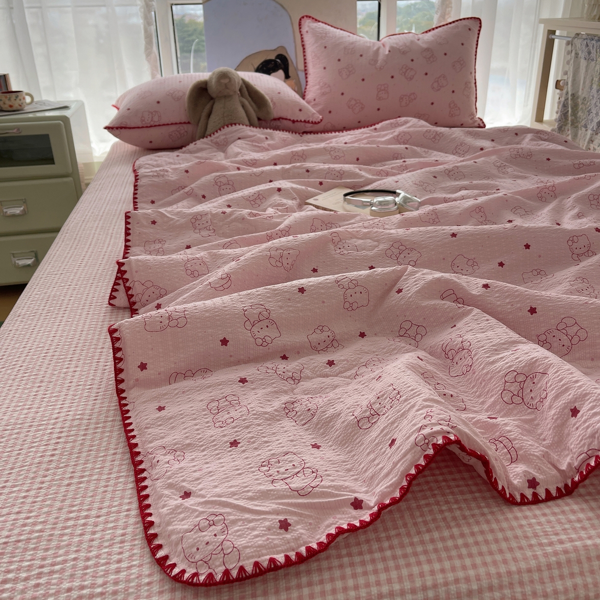 91家纺网 家纺一手货源 找家纺 贝扬思家纺 2026新款泡芙纱贝壳边夏被套件-欧包系列（今天也只做被快乐包裹的小朋友） 欧包-描线小猫粉