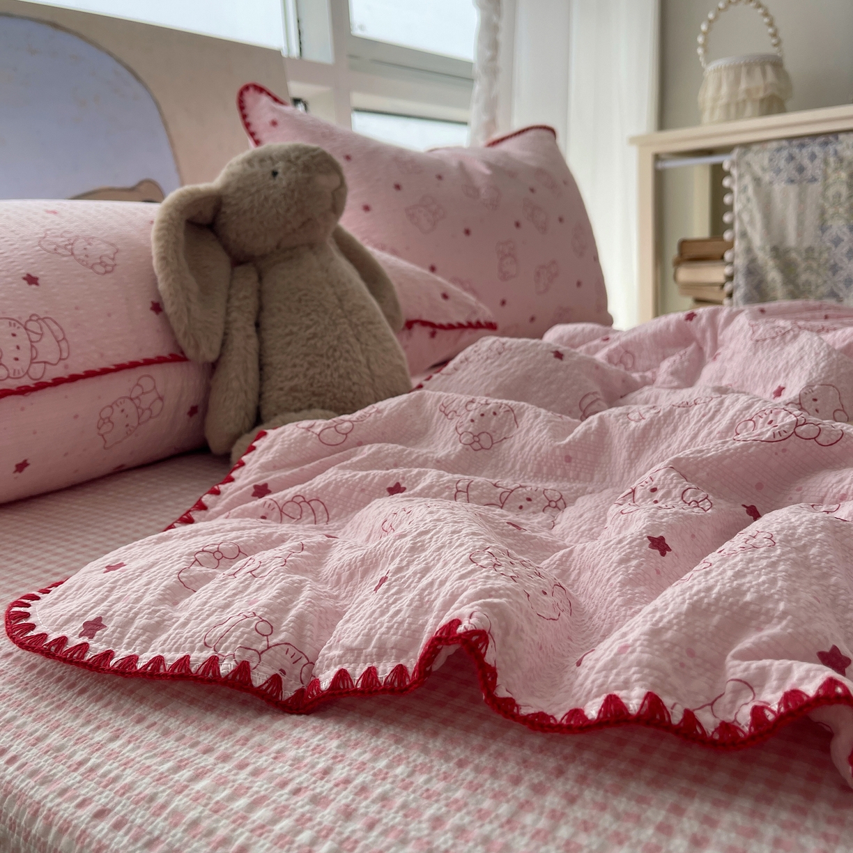 91家纺网 家纺一手货源 找家纺 贝扬思家纺 2026新款泡芙纱贝壳边夏被套件-欧包系列（今天也只做被快乐包裹的小朋友） 欧包-描线小猫粉