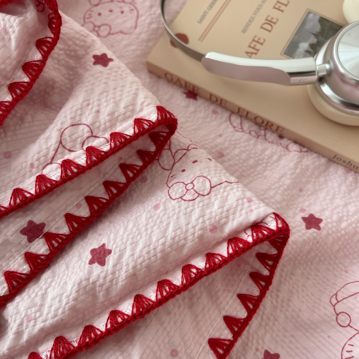 91家纺网 家纺一手货源 找家纺 贝扬思家纺 2026新款泡芙纱贝壳边夏被套件-欧包系列（今天也只做被快乐包裹的小朋友） 欧包-描线小猫粉