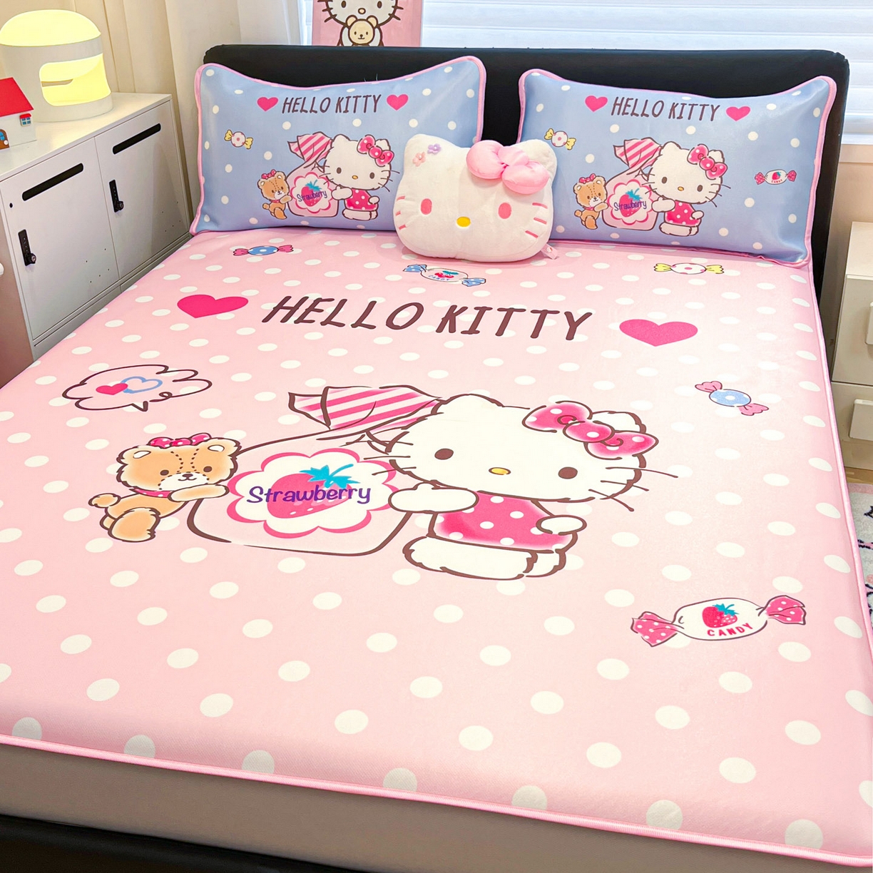 91家纺网 家纺一手货源 找家纺 暮思家居 2026新款正版授权A类大版数码印花三丽鸥1200D冰丝凉席可组合仿锦氨夏被 床笠款-草莓KT