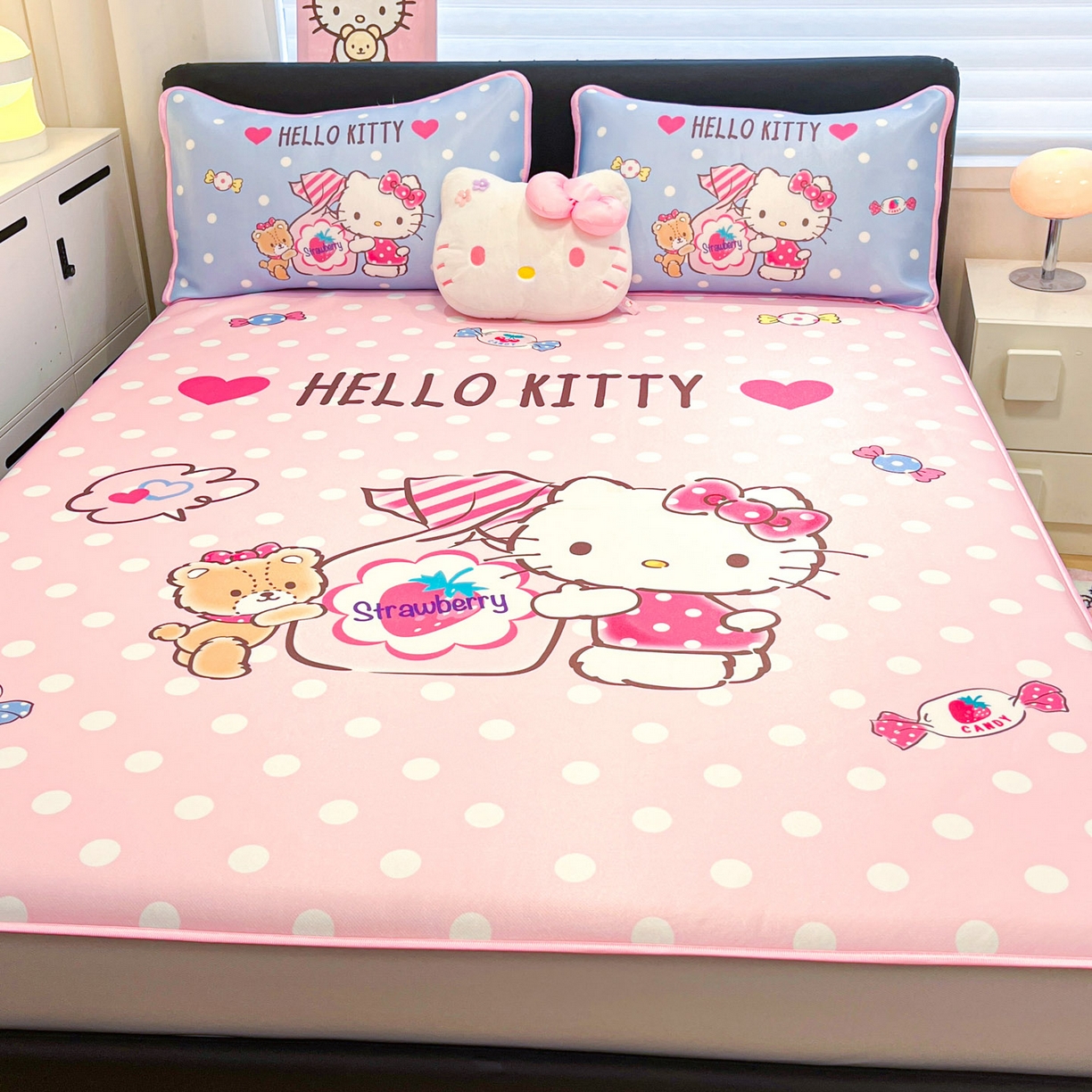 91家纺网 家纺一手货源 找家纺 暮思家居 2026新款正版授权A类大版数码印花三丽鸥1200D冰丝凉席可组合仿锦氨夏被 床笠款-草莓KT