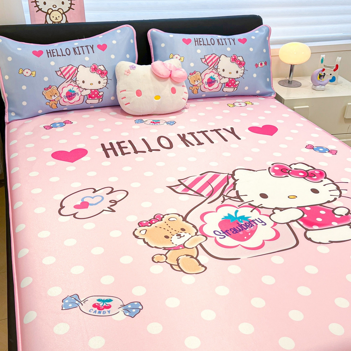 91家纺网 家纺一手货源 找家纺 暮思家居 2026新款正版授权A类大版数码印花三丽鸥1200D冰丝凉席可组合仿锦氨夏被 床笠款-草莓KT